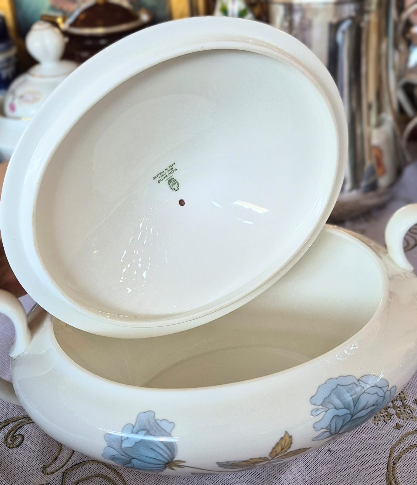 Terrina lindíssima e perfeita em porcelana Fine Bone China inglesa Wedgwood,  padrão Ice Rose. Produzida entre 1962 e 1974. Impecável!