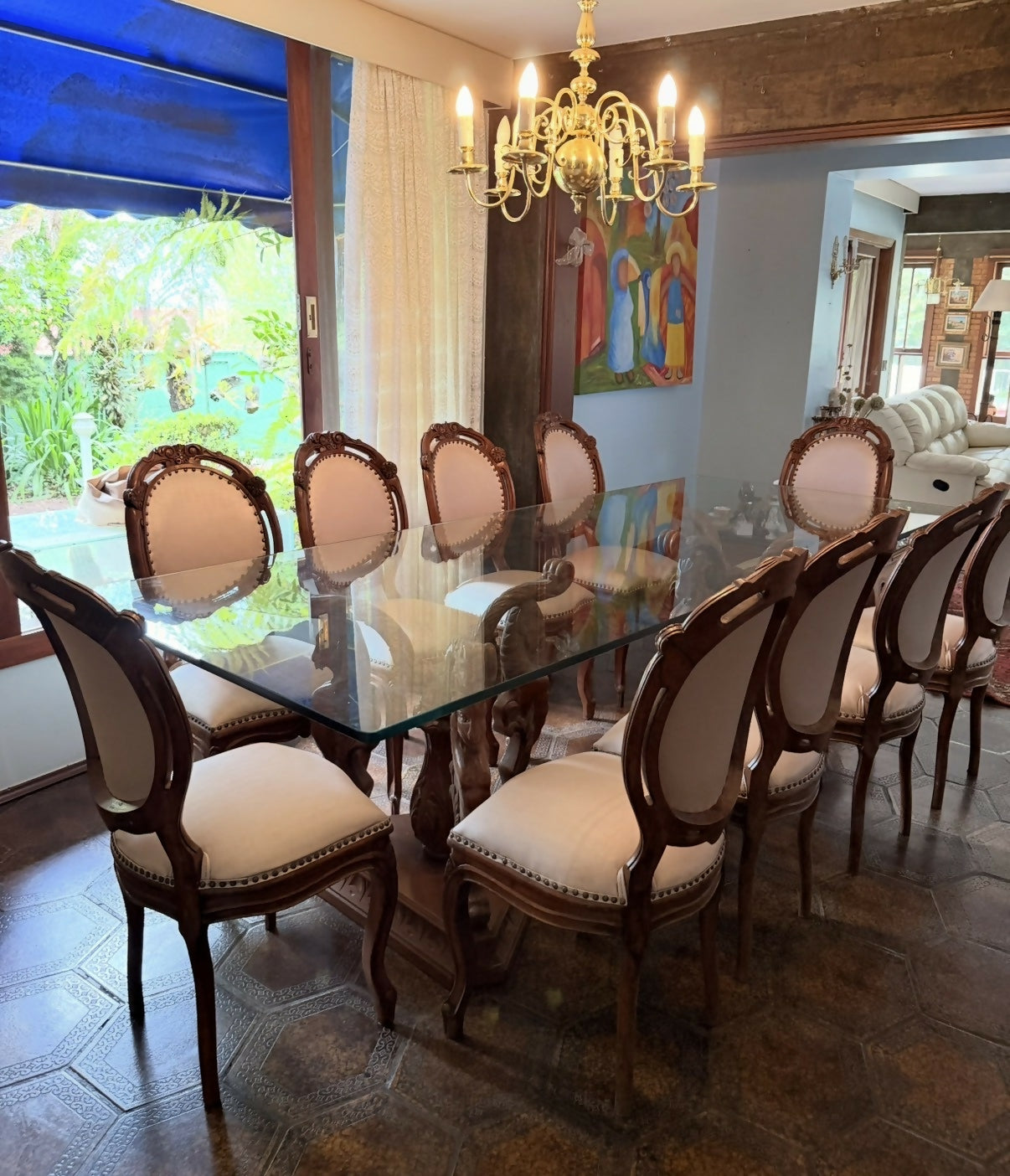 Mesa de jantar clássica com 10 cadeiras.