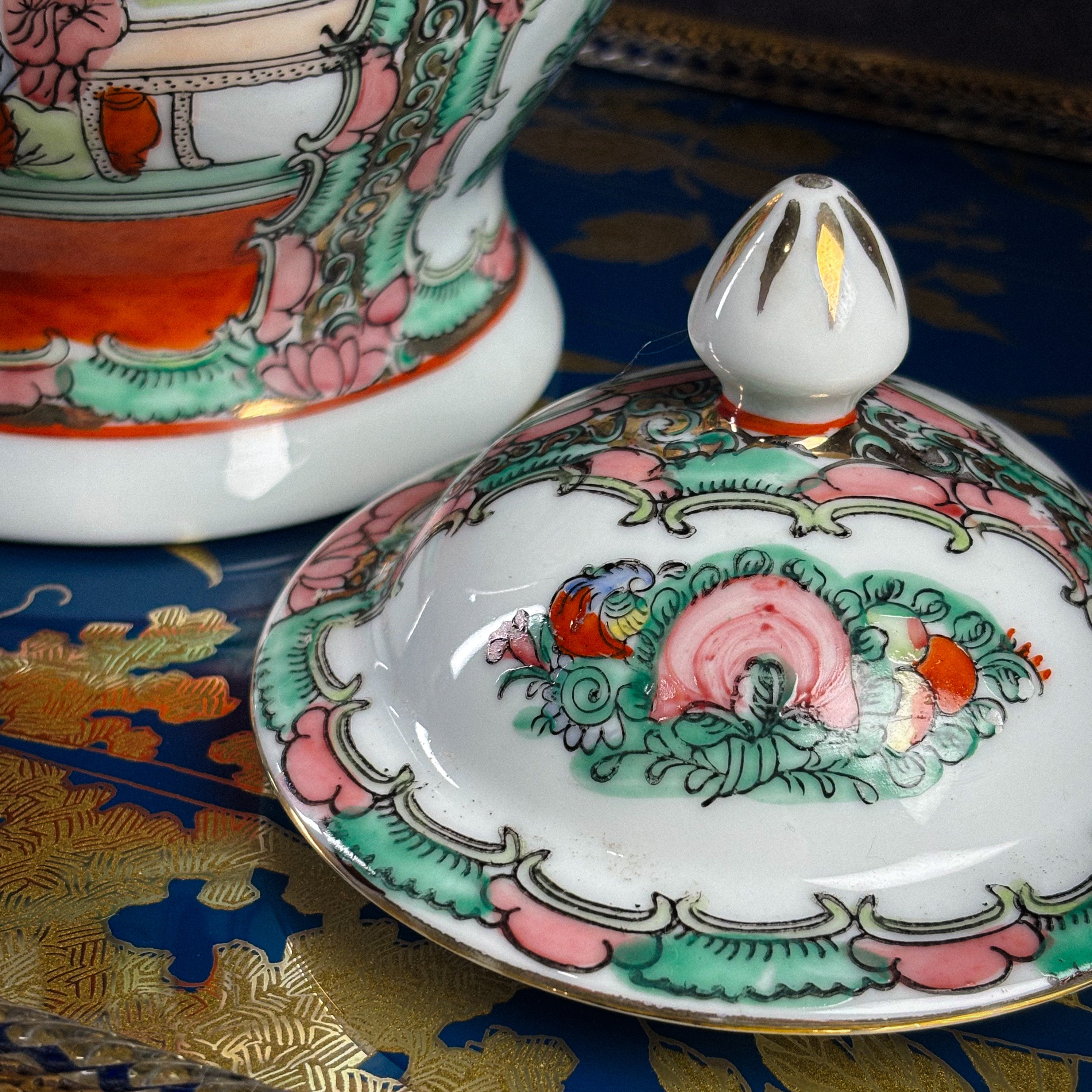 Potiche chinês Família Rosa com tampa em porcelana pintada à mão, anos 1970/1990