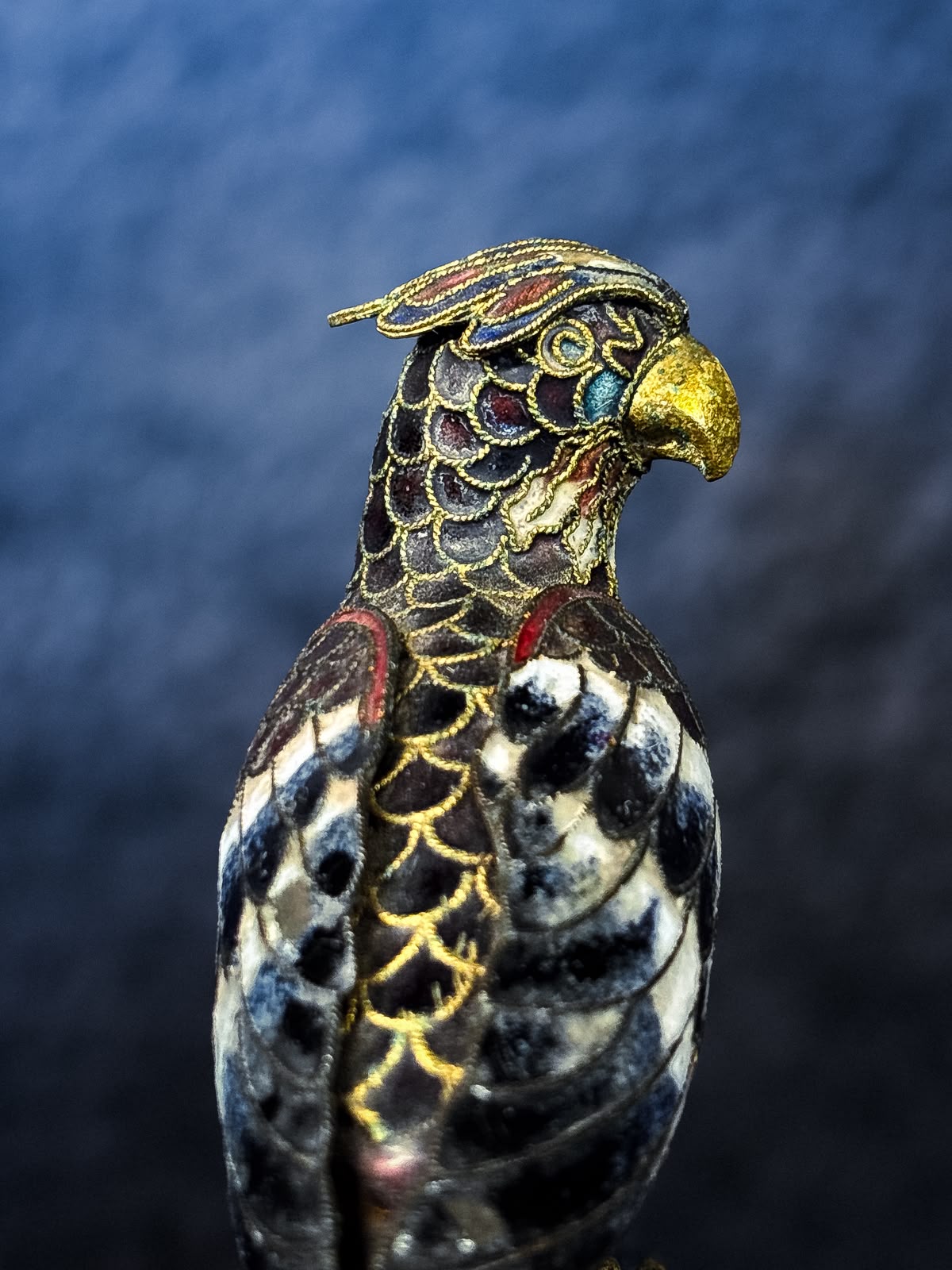 Falcão Chinês Colecionável em Cloisonné sobre Base de Madeira