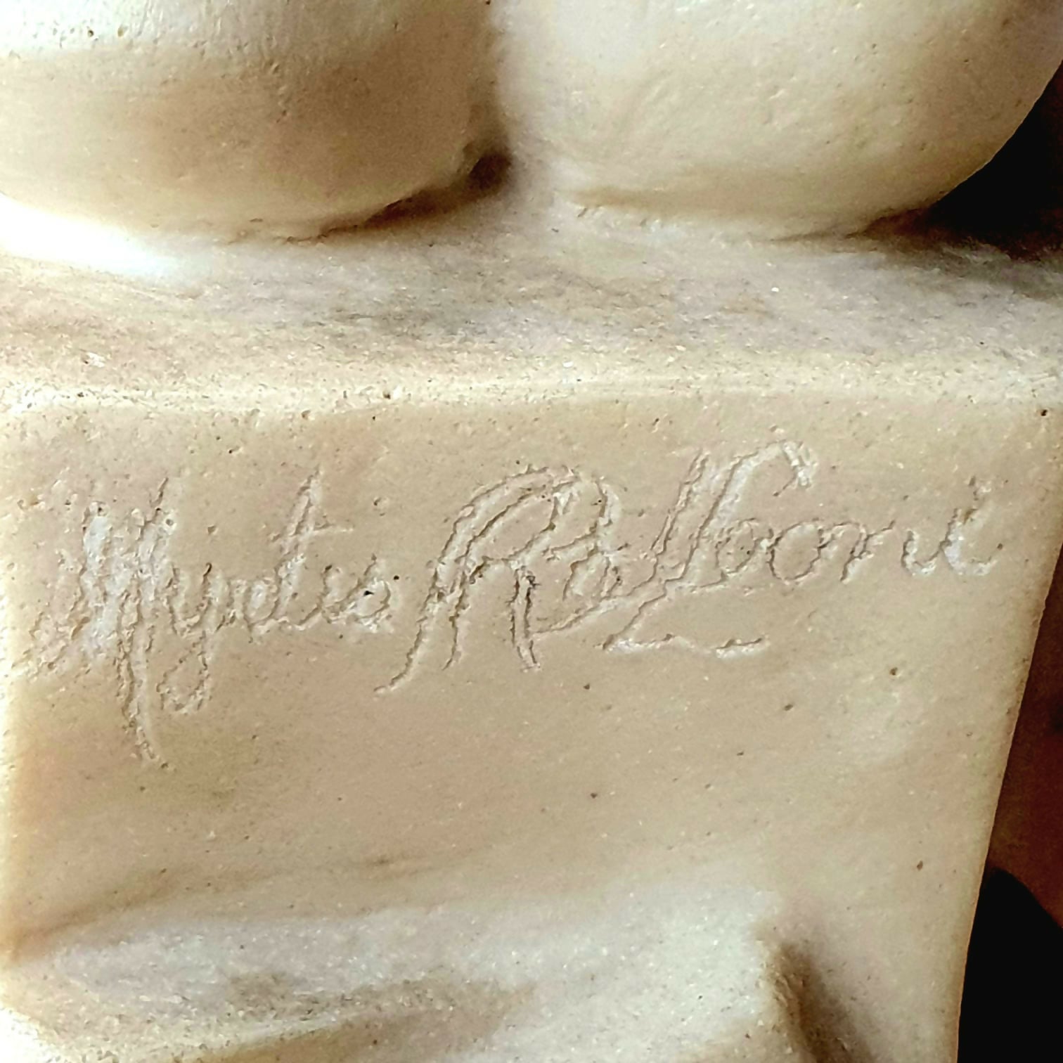 Escultura em resina e pasta de pedra representando "Figura Feminina " de Myrtis R.B.de Leoni Ramos