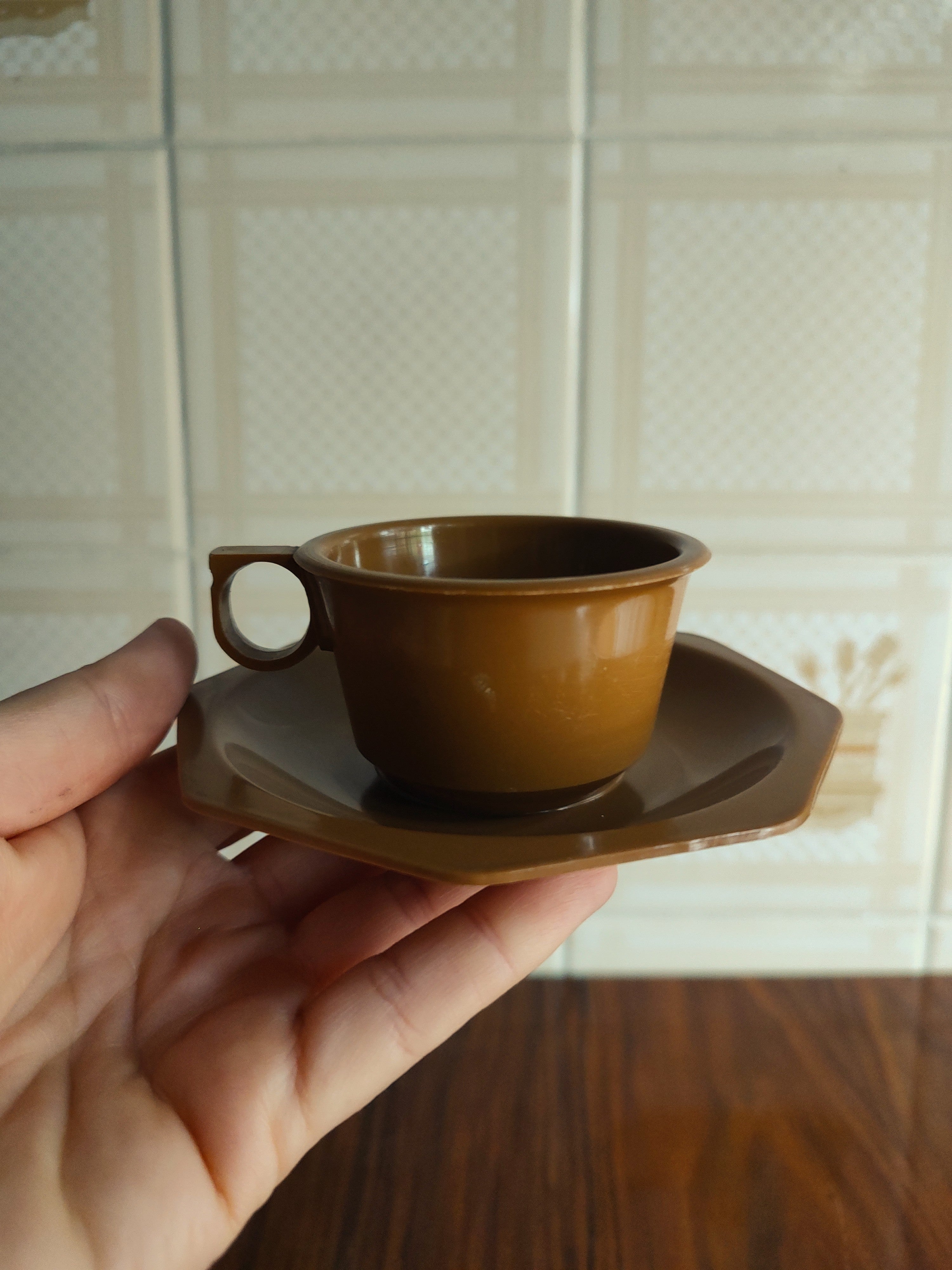 Simpático e antigo conjunto de café Mopex em plástico rijo marrom com suporte em metal