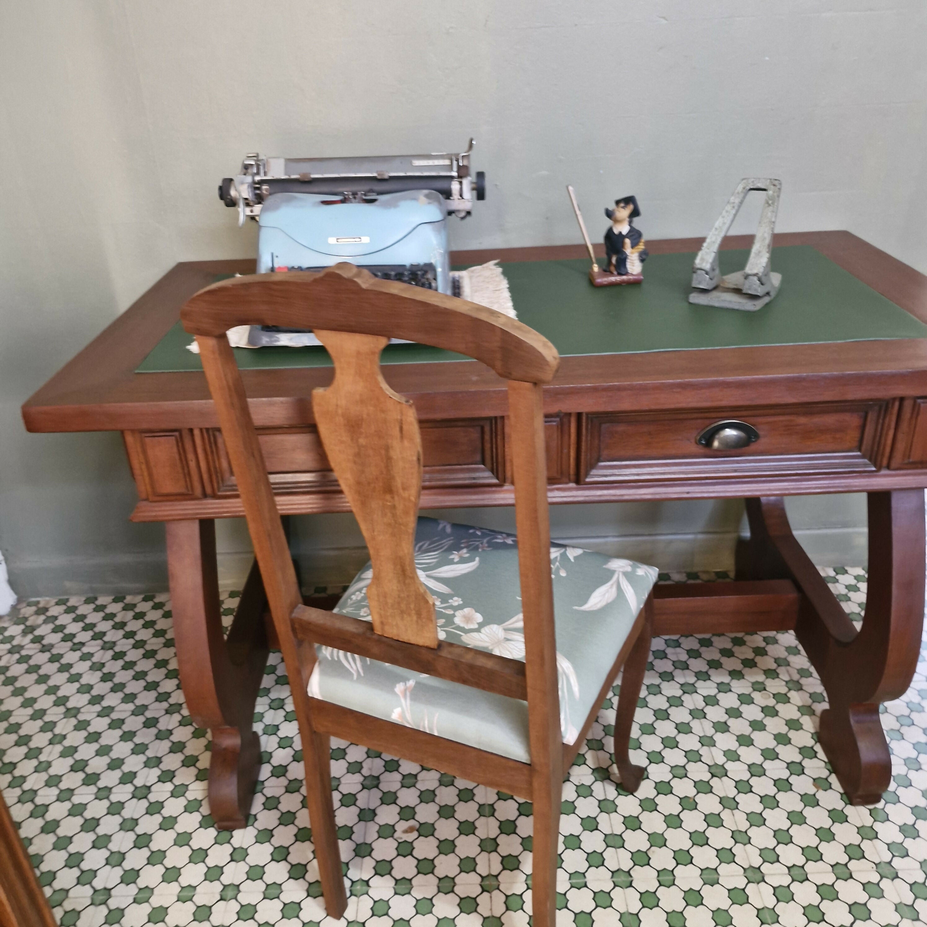 Escrivaninha Clássica com tampo de courvin verde