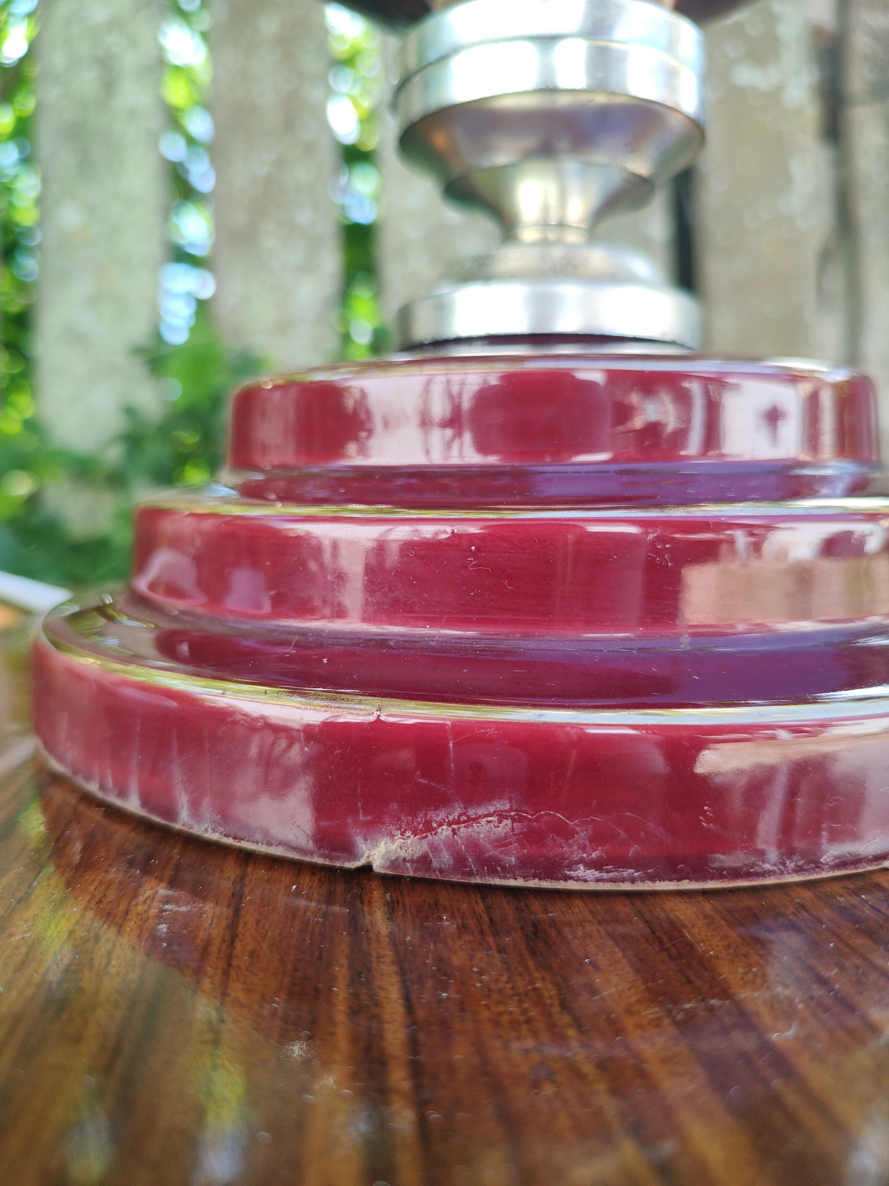 Antigo Abajur em porcelana cor de vinho com detalhes dourados