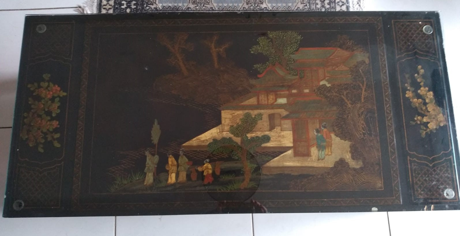 mesa de centro chinesa em laca com motivo chinoiserie