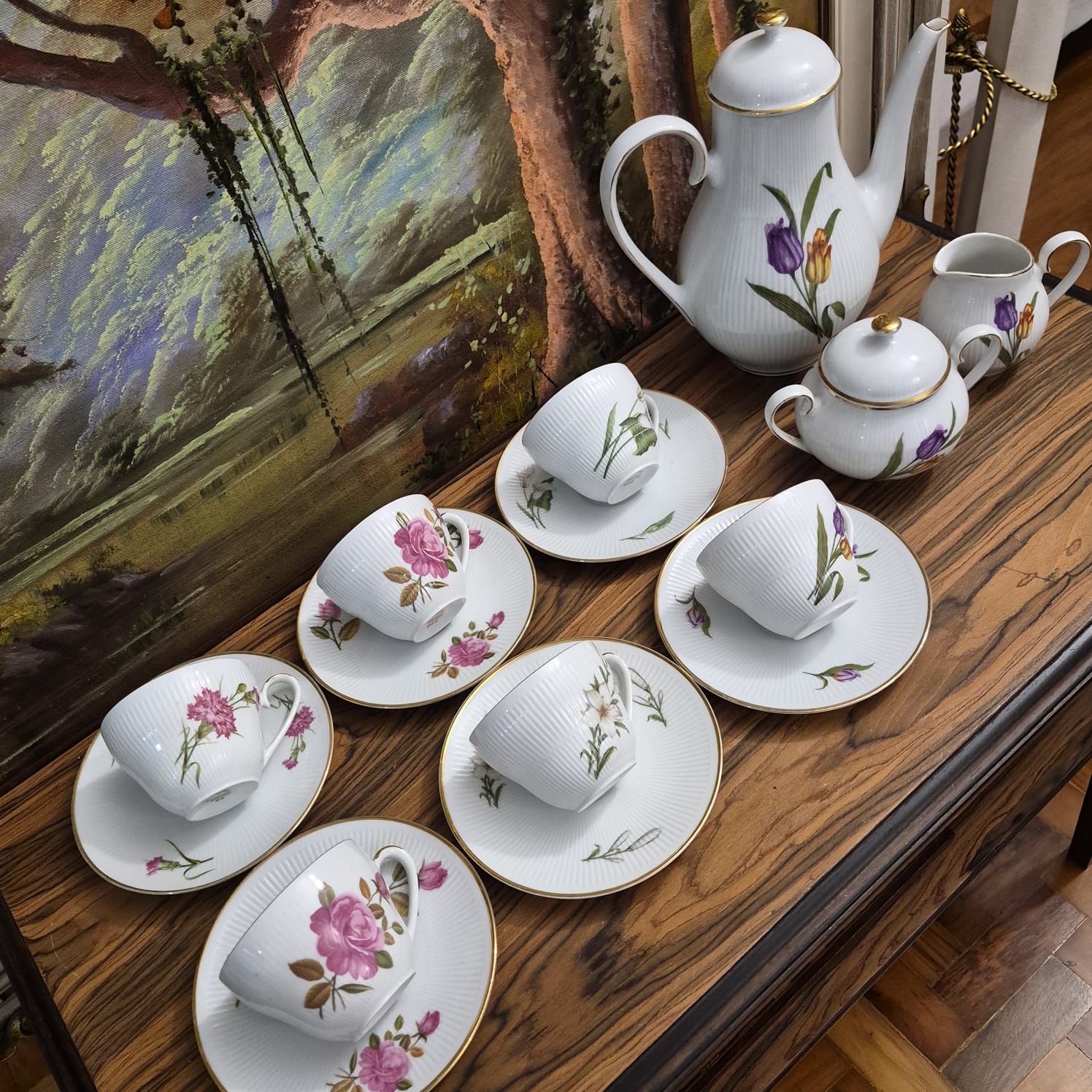 Conjunto de chá em porcelana vintage,  anos 60, Mitterteich Bavaria. Lindo design canelado, muito refinado, com decoração de flores silvestres. Dourações à ouro intactas. 9 peças.