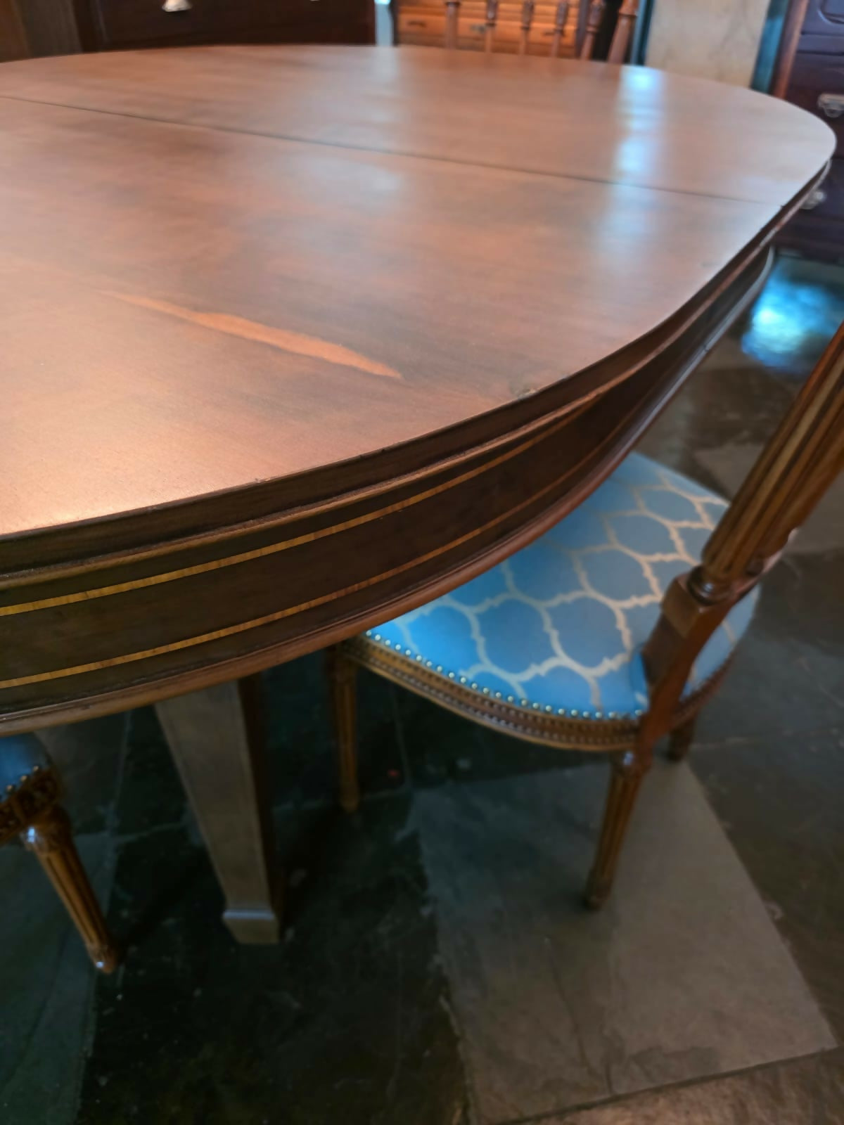 Mesa inglesa, George hepplewhite, com fina marchetaria e madeiras maciças