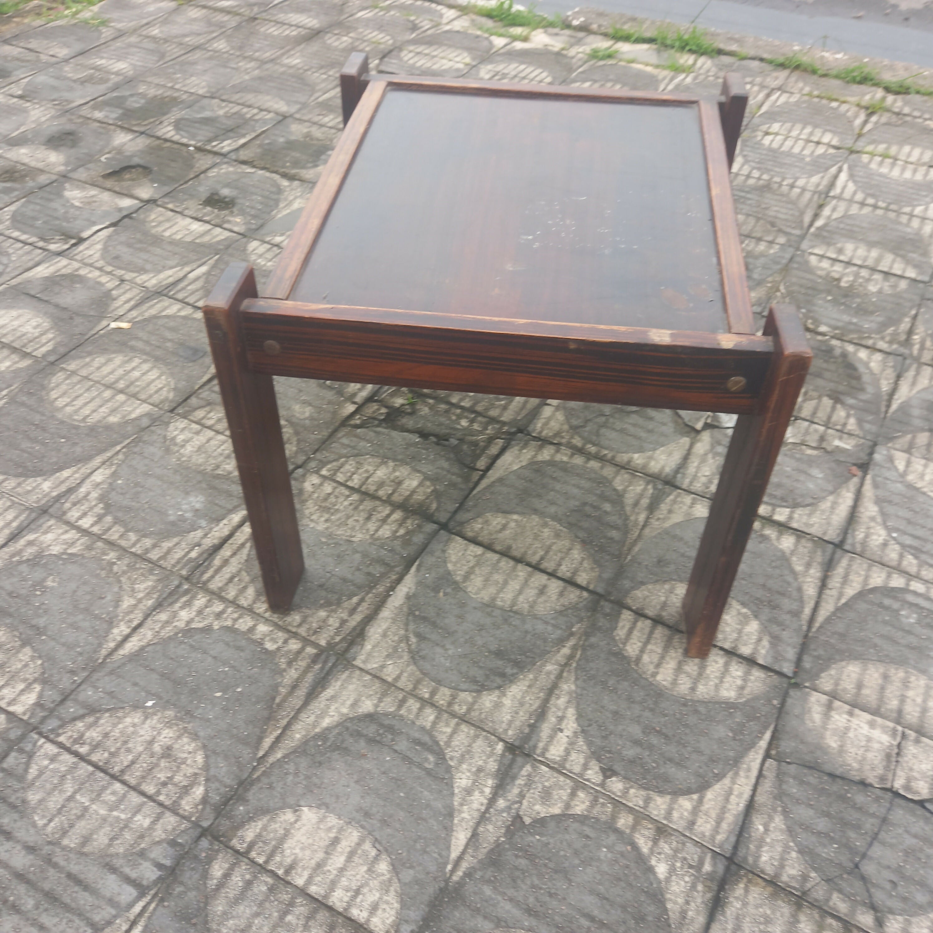 Mesa auxiliar quadrada em madeira