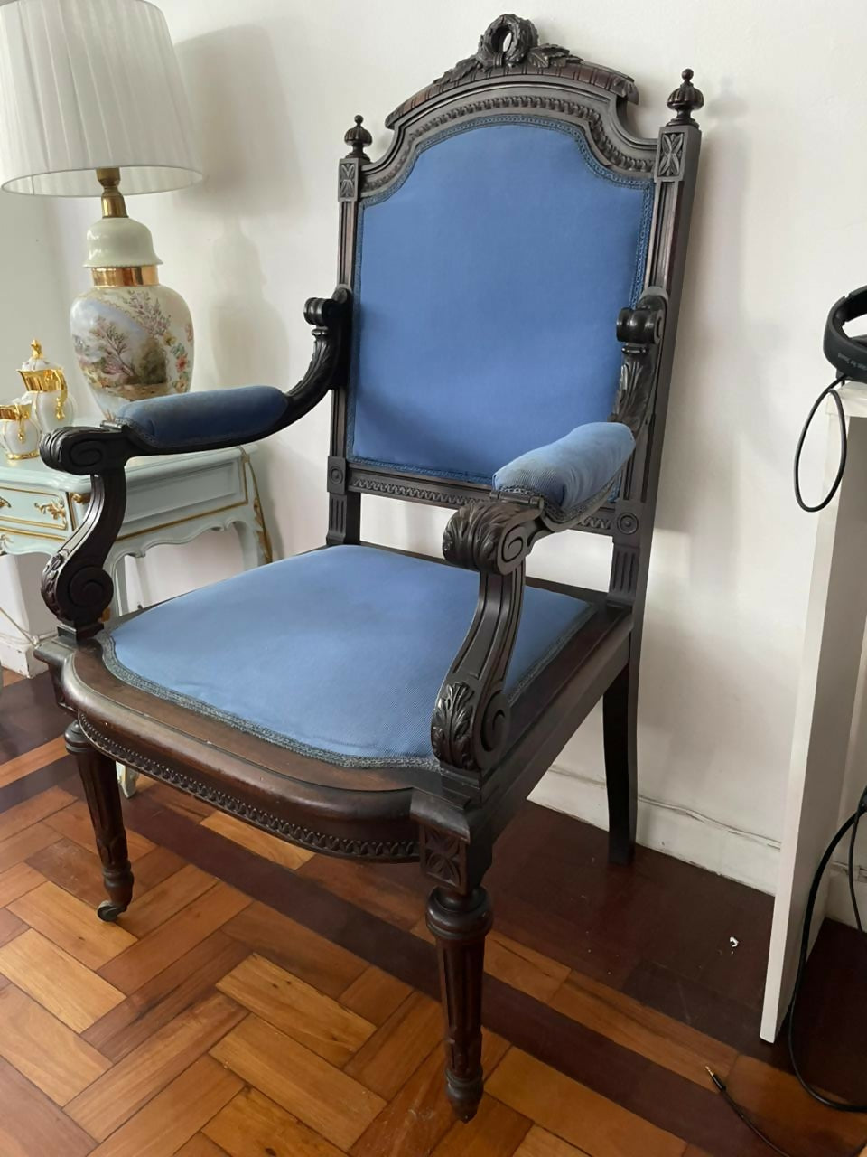 Majestosa Poltrona Luís XVI entalhada azul século XIX