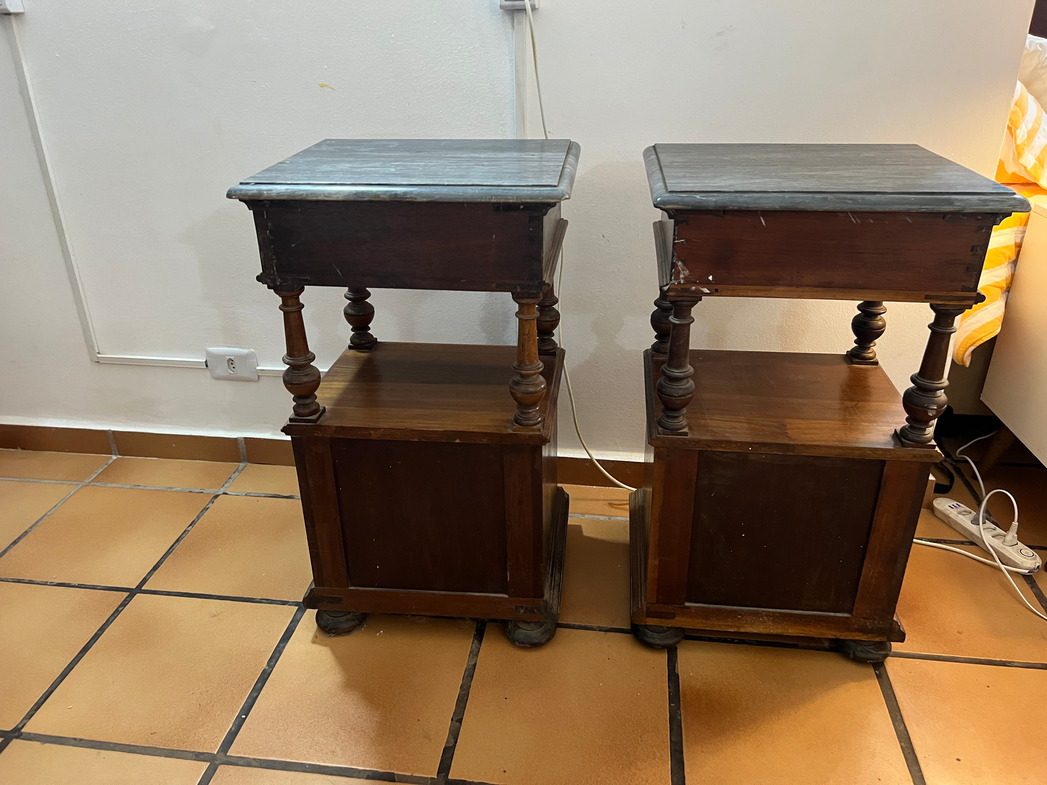 Par de Criados / Mesa de Cabeceira Antigas Estilo Renascença com Tampo de Mármore