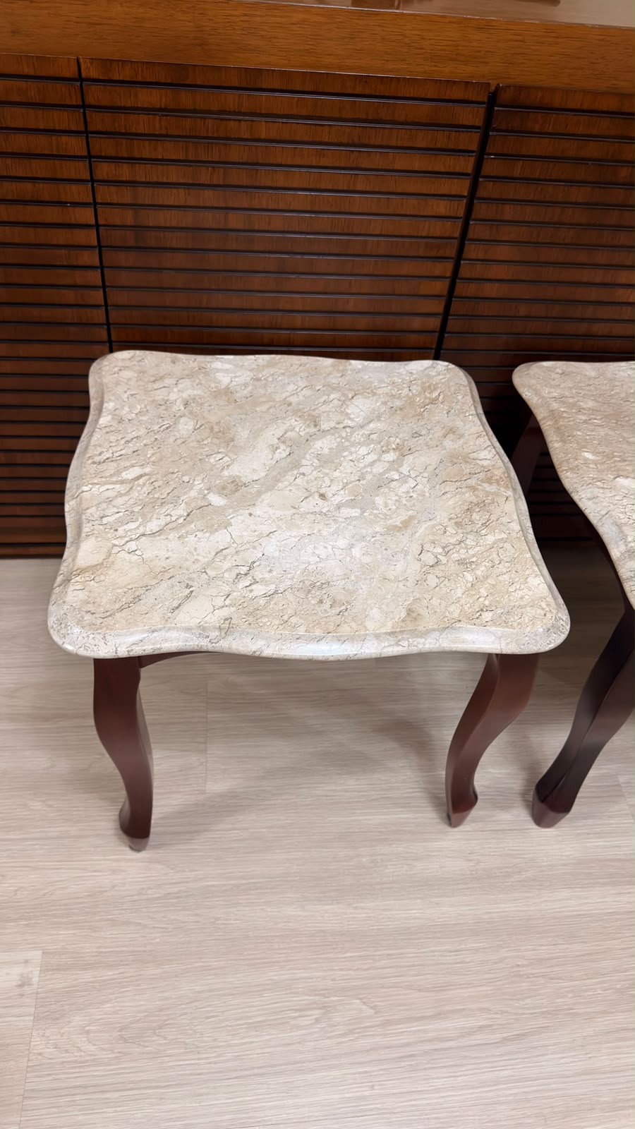 Par de Mesas de Cabeceira quadradas em Madeira de Imbuia com Tampo de Mármore