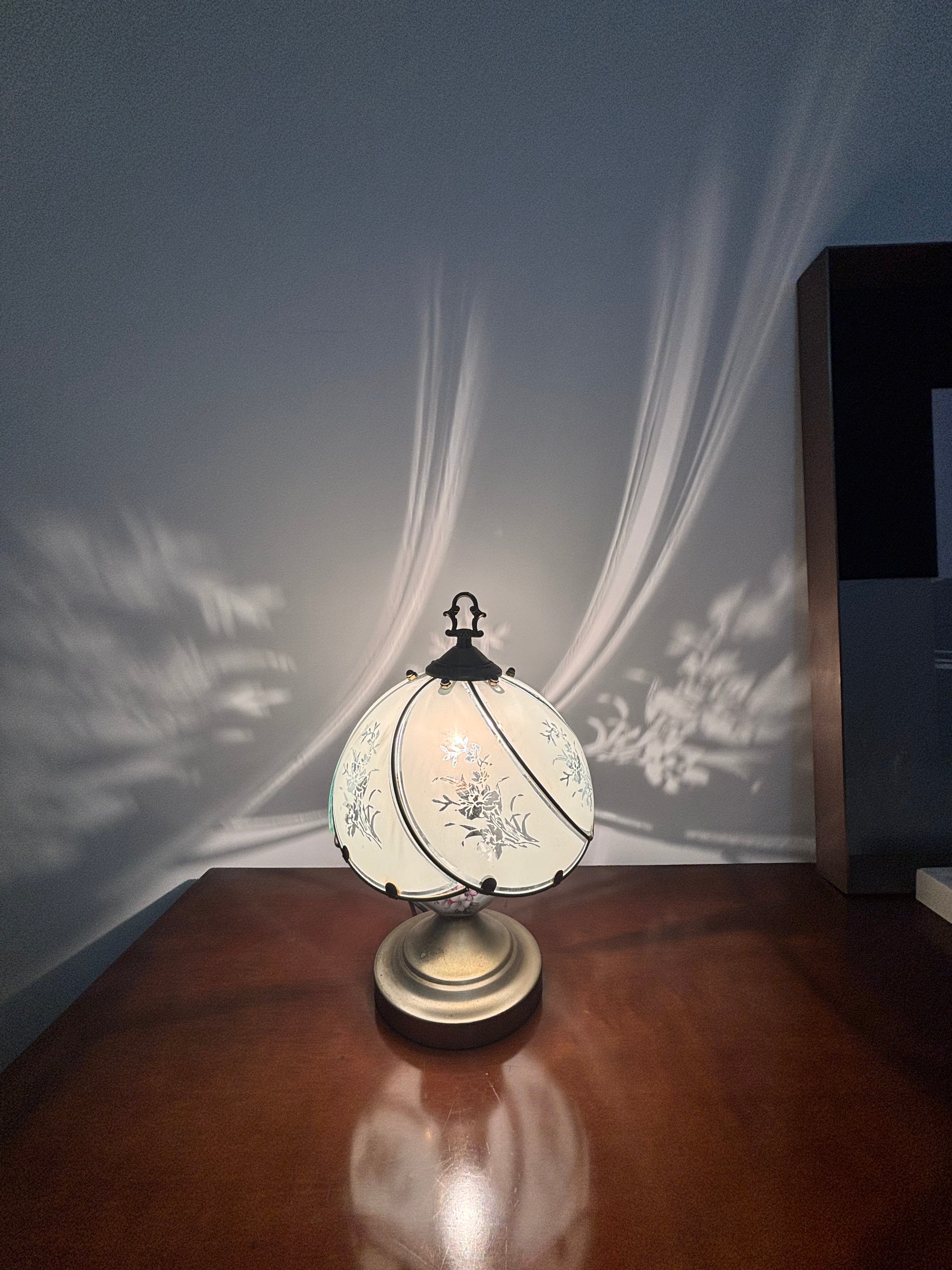 Abajur Antigo de Toque Anos 1980 – Cúpula de Vidro e Detalhes em Porcelana Vintage