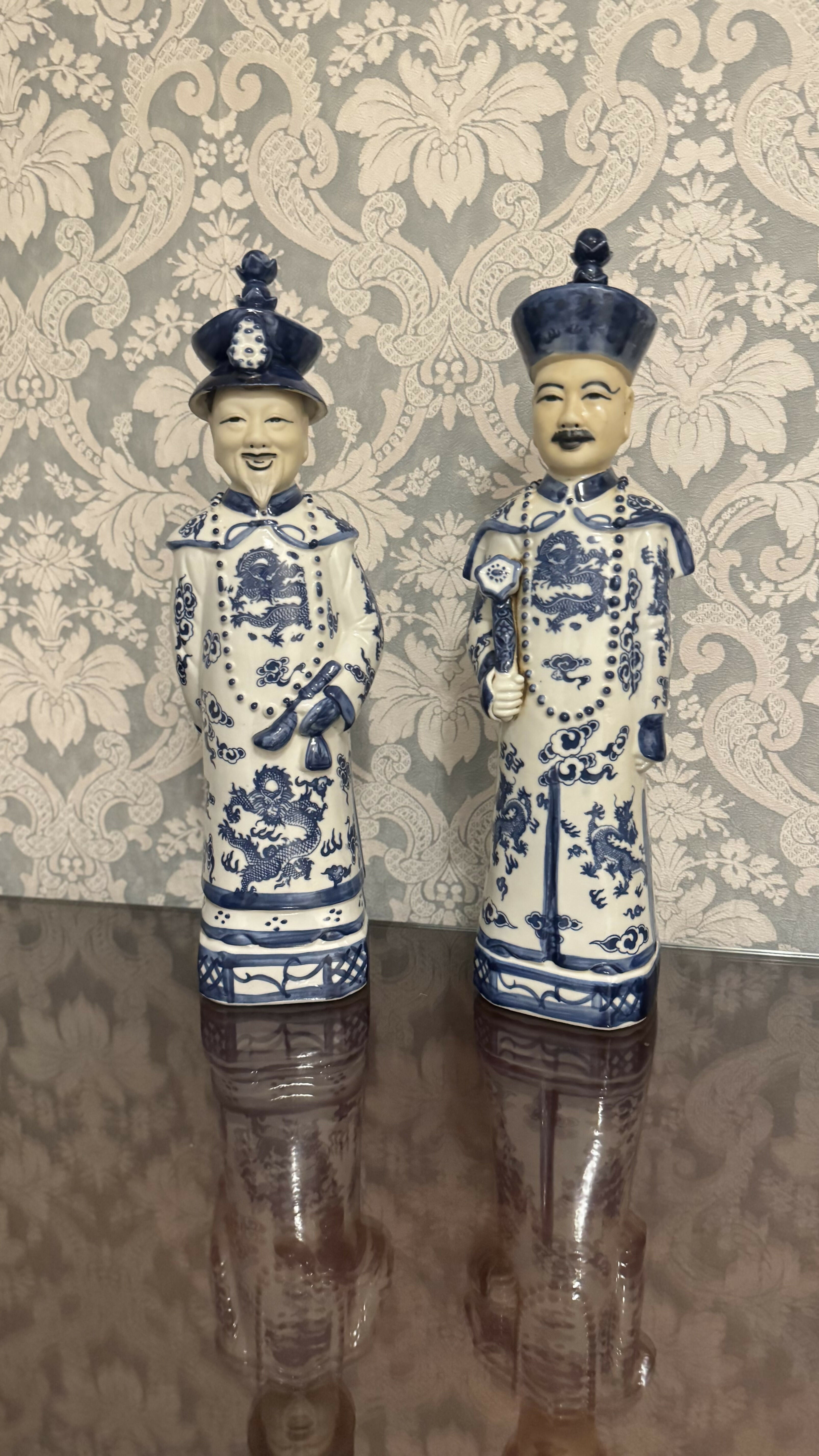 Par de escultura em porcelana chinesa