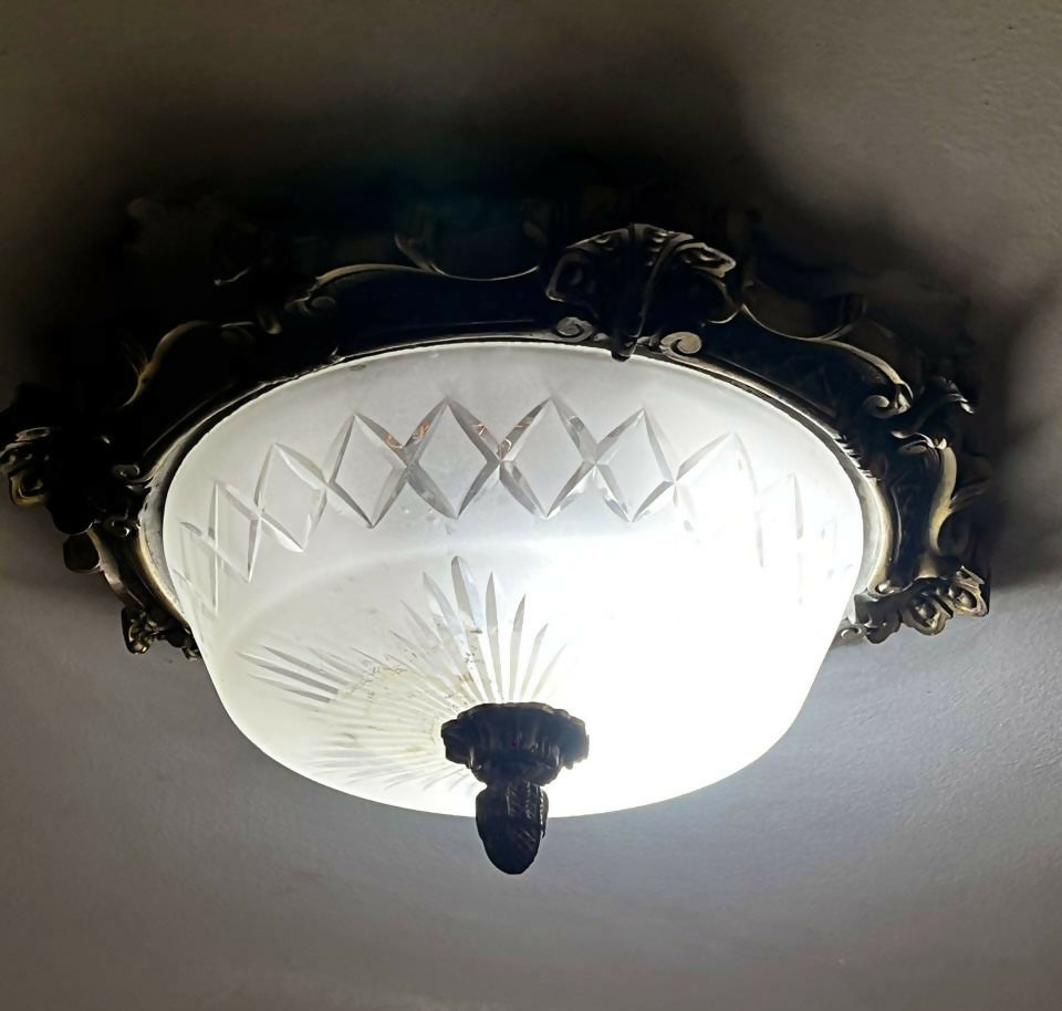 Lustre de teto de bronze e vidro decorado