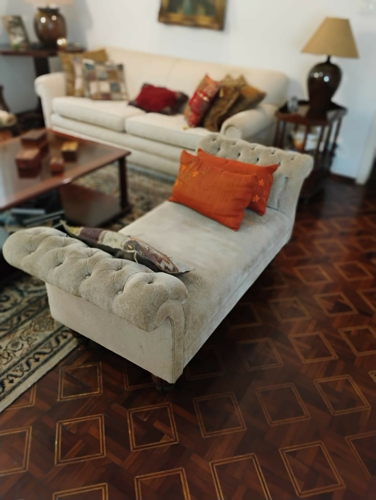 Divã clássico em veludo.