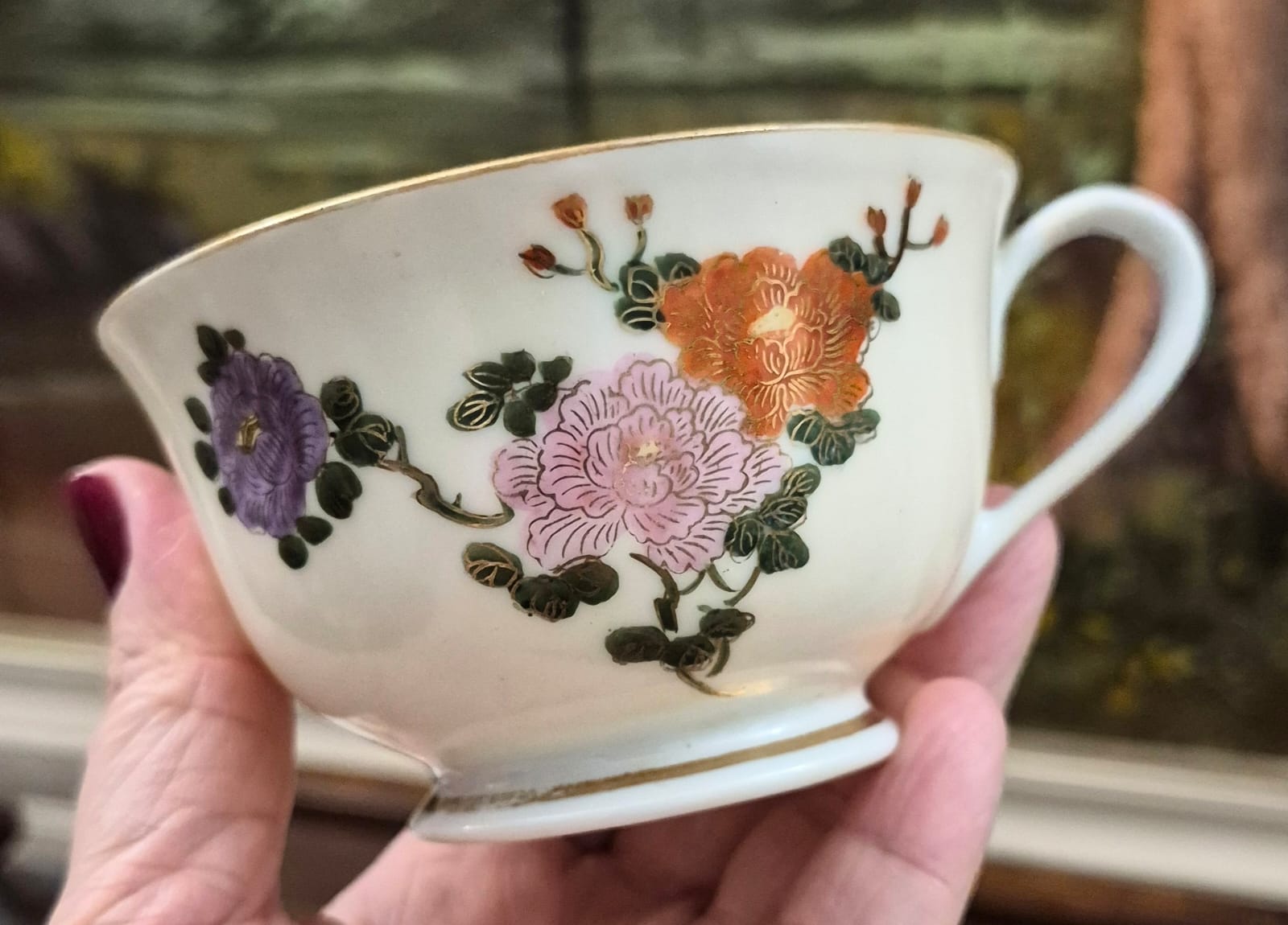Conjunto de 8 xícaras em porcelana japonesa,  para chá,  Kutani, anos 40. Pintadas à mão (característica das peças Kutani) e decoradas à ouro.