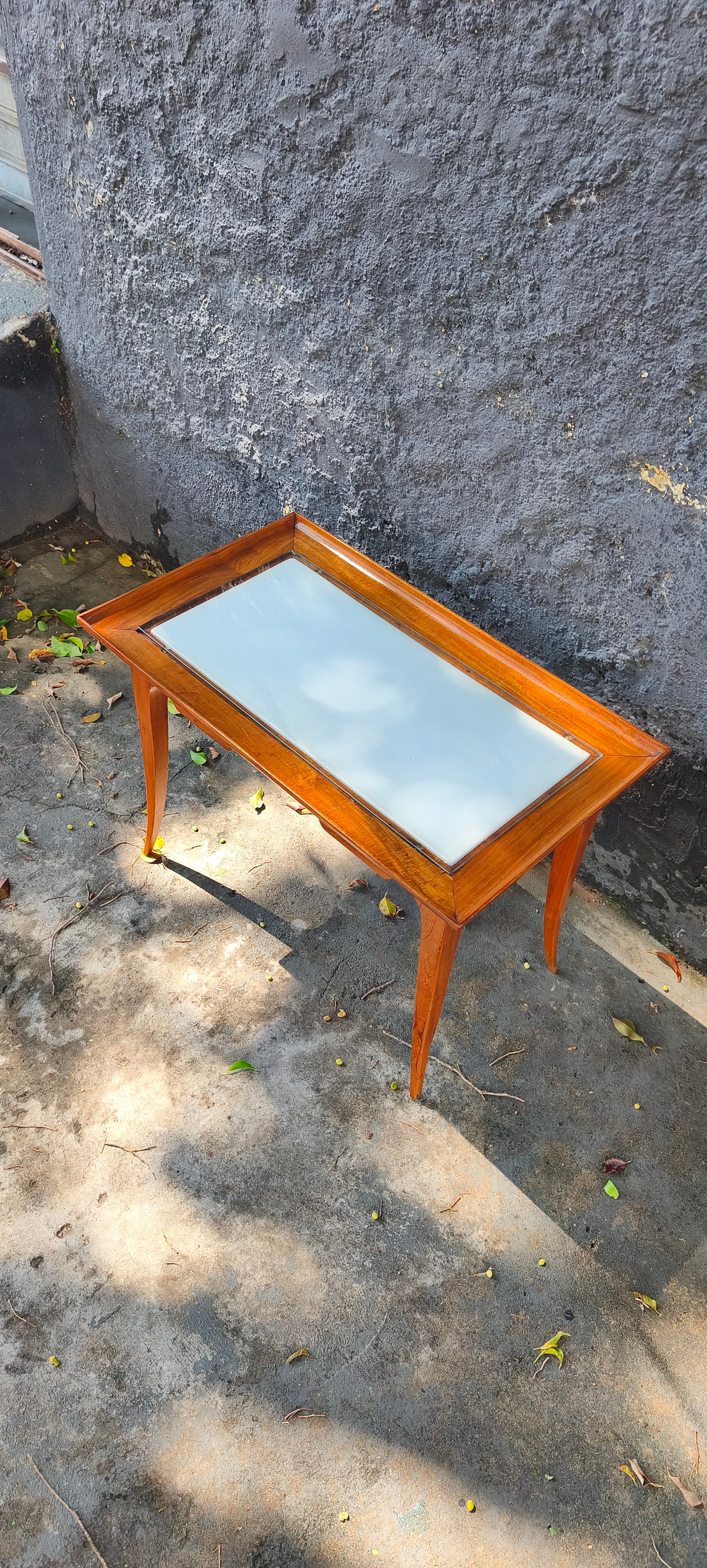 Mesa de centro retangular em madeira clara com tampo estofado em couro branco - restaurada
