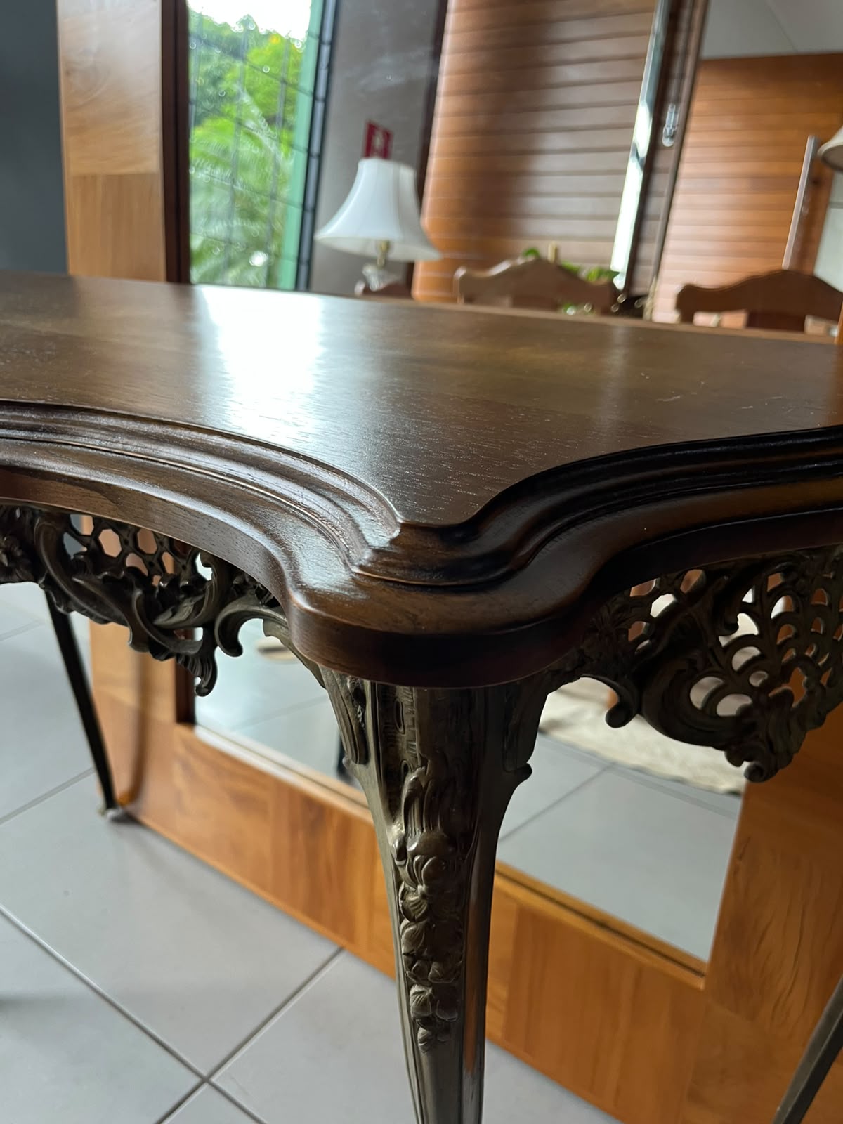 Aparador em Madeira e Metal Ornamentado – 74 cm × 1,12 m