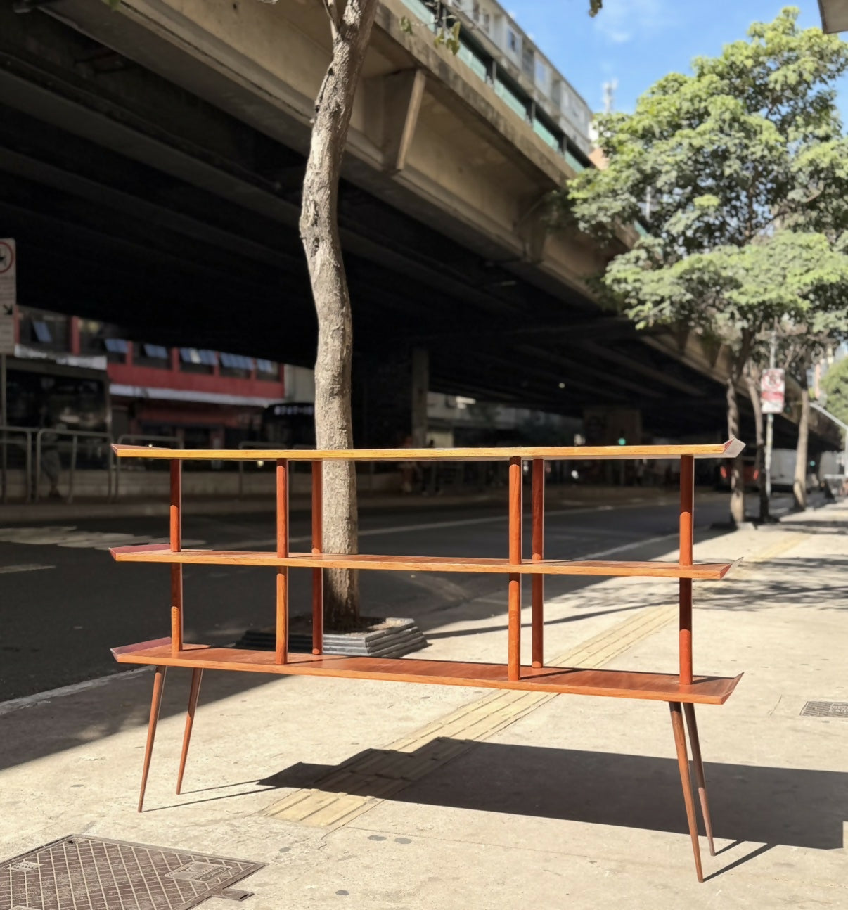 Estante aparador modernista