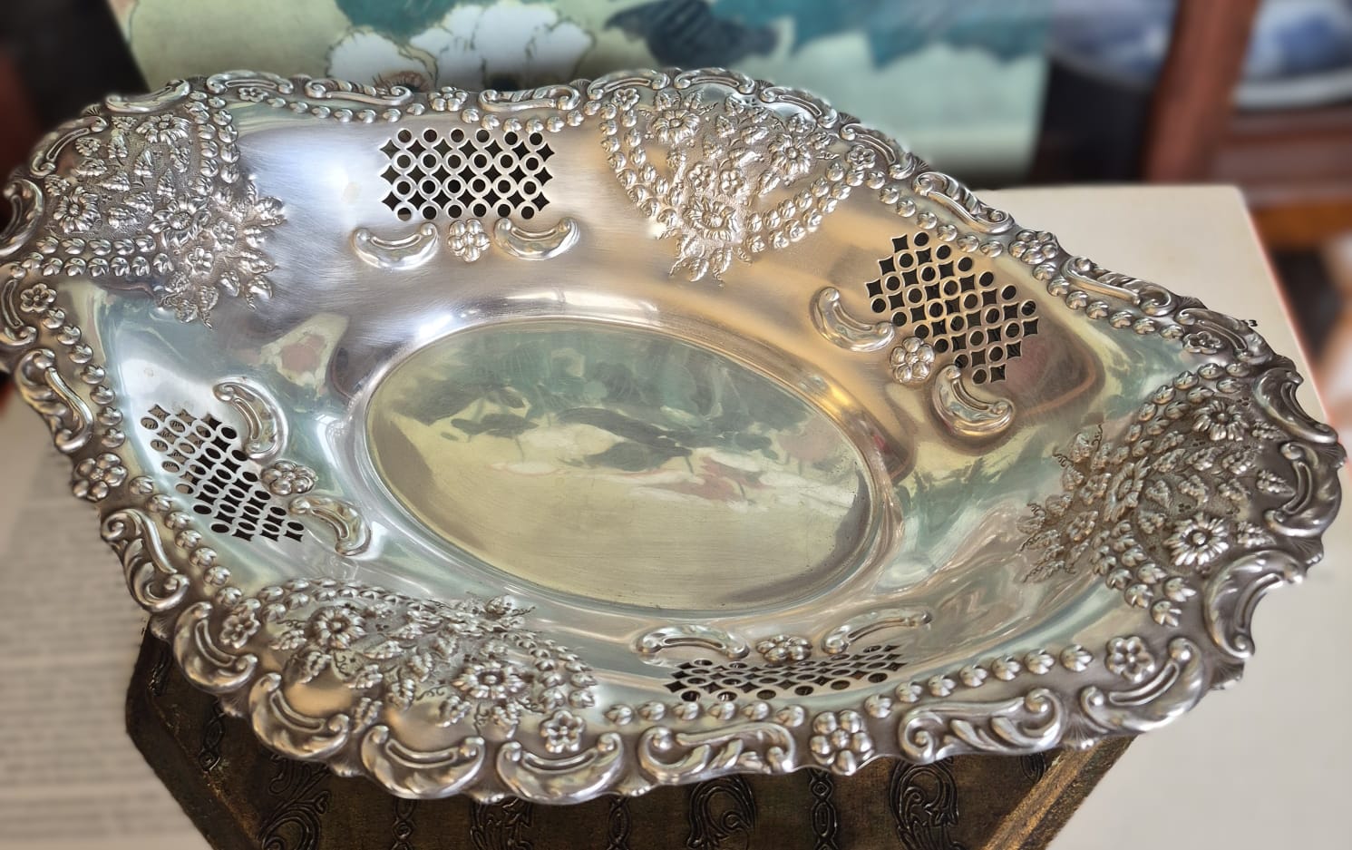 Centro de mesa grande, Art Noveau, oval, em trabalho vazado, cinzelado à mão em alto relevo (repoussé), em metal espessurado à prata tripla 
