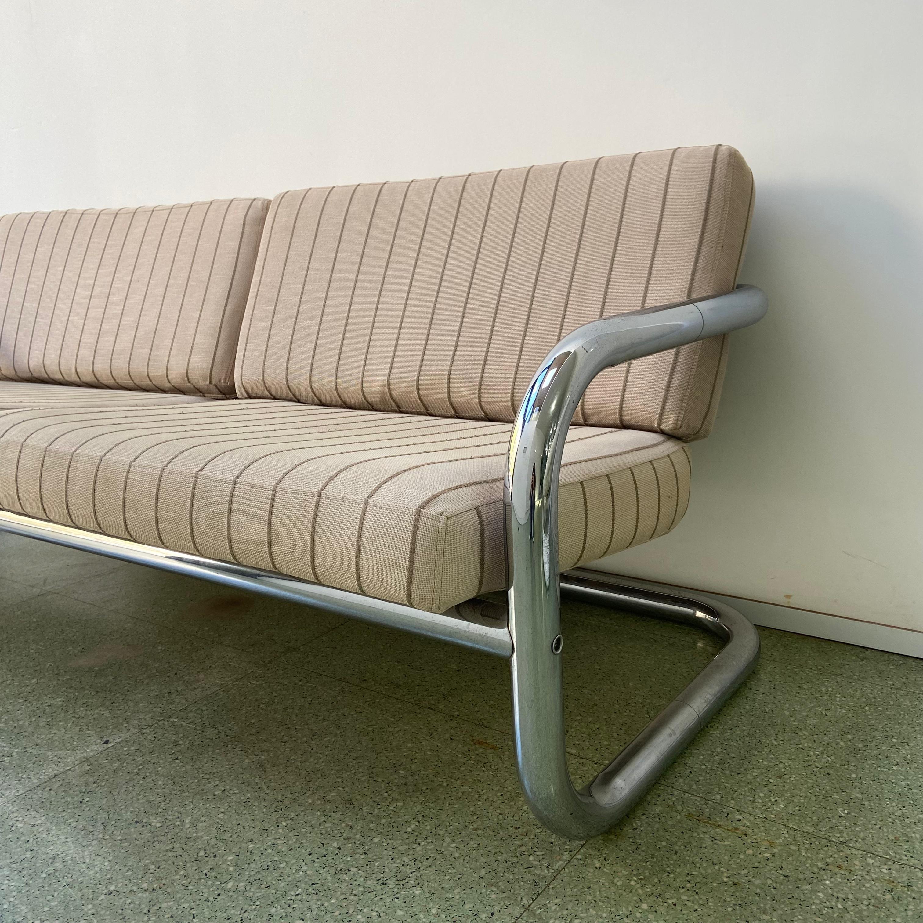 Sofá tubular em metal, 3 lugares "Linha Kopenhagen" Geraldo de Barros.