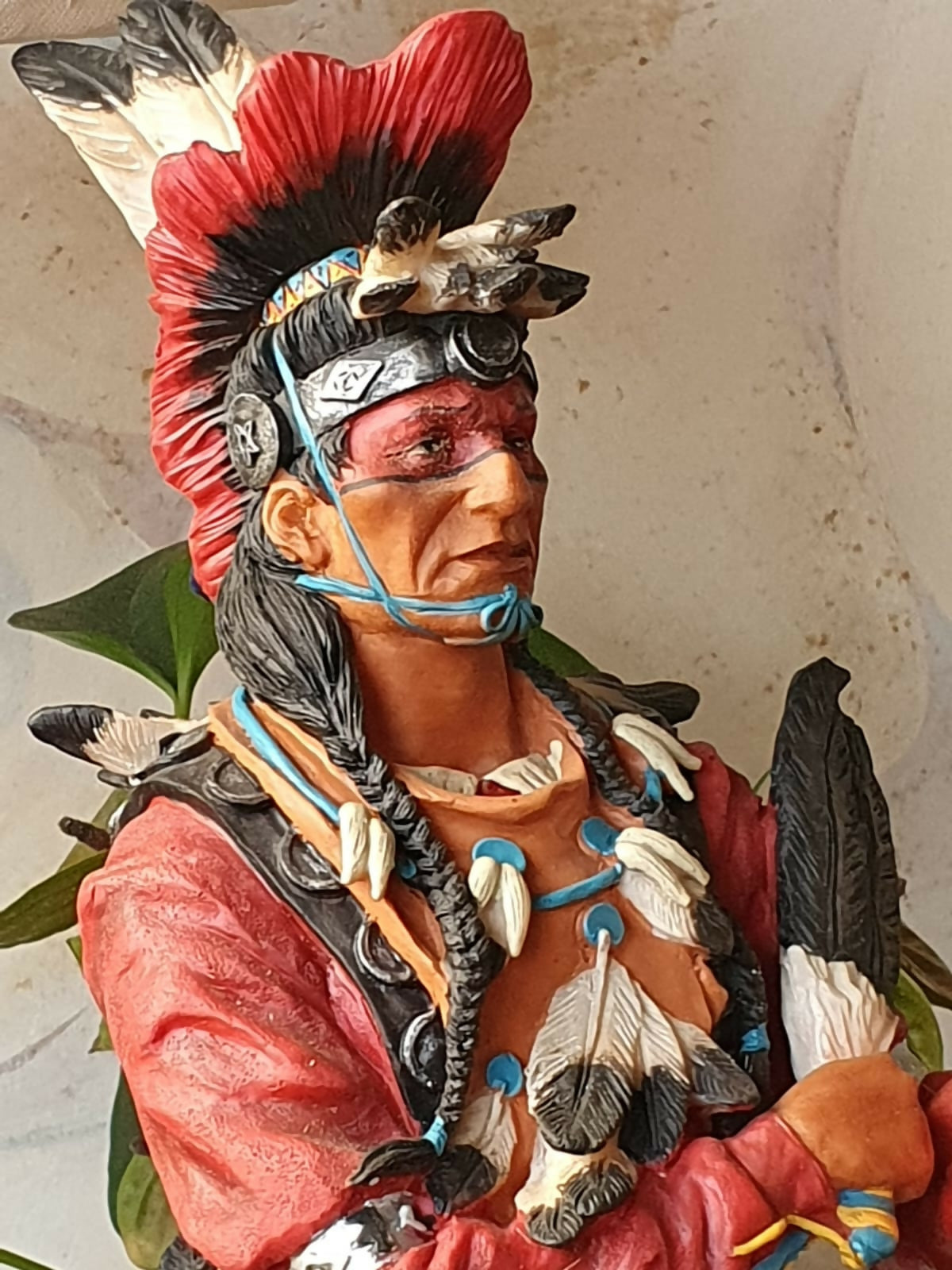 Escultura de índigena guerreiro norte americano em resina
