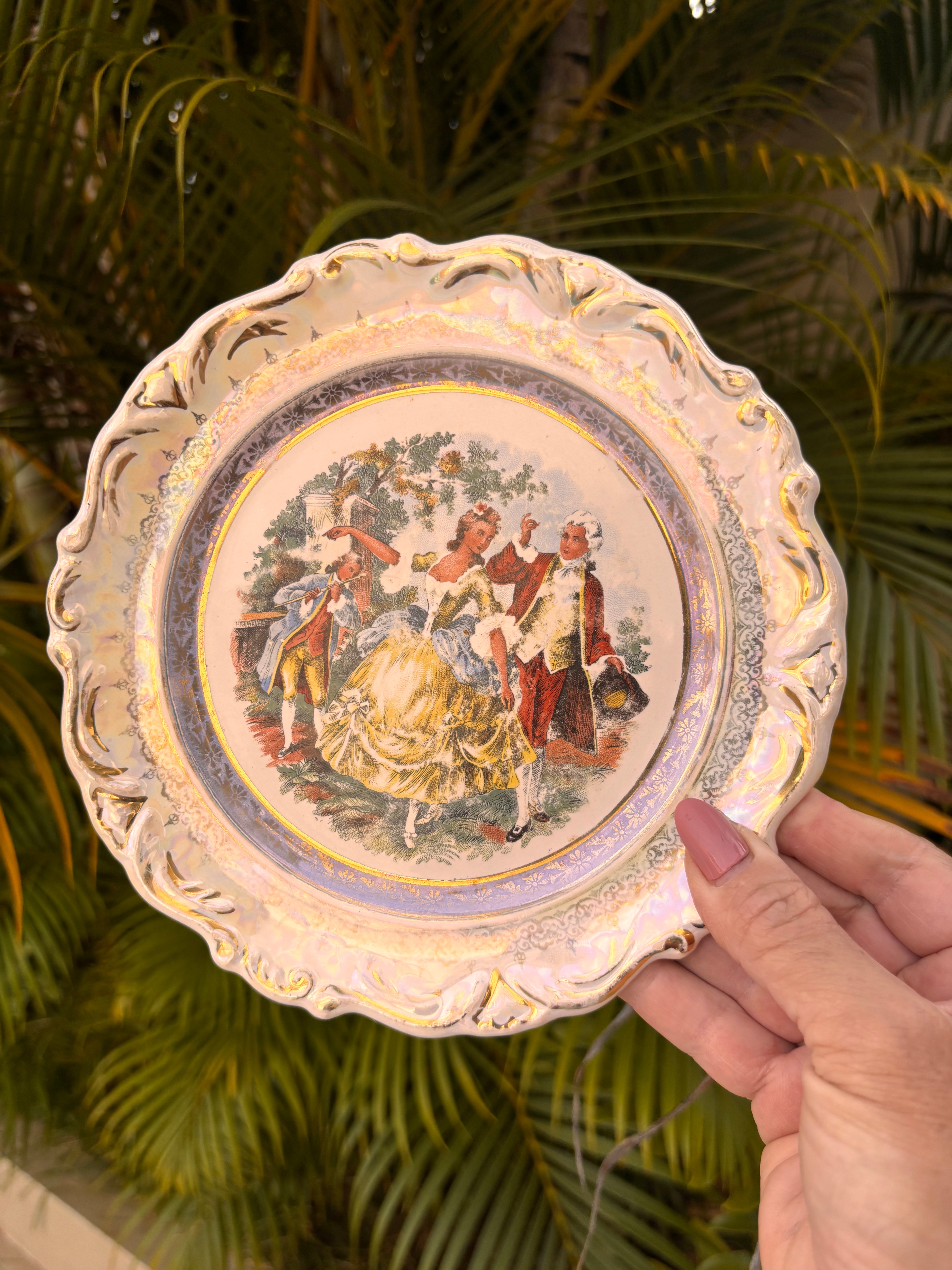 Antigo Prato Decorativo Porcelana Cena Galante Anos 50 Fios Ouro