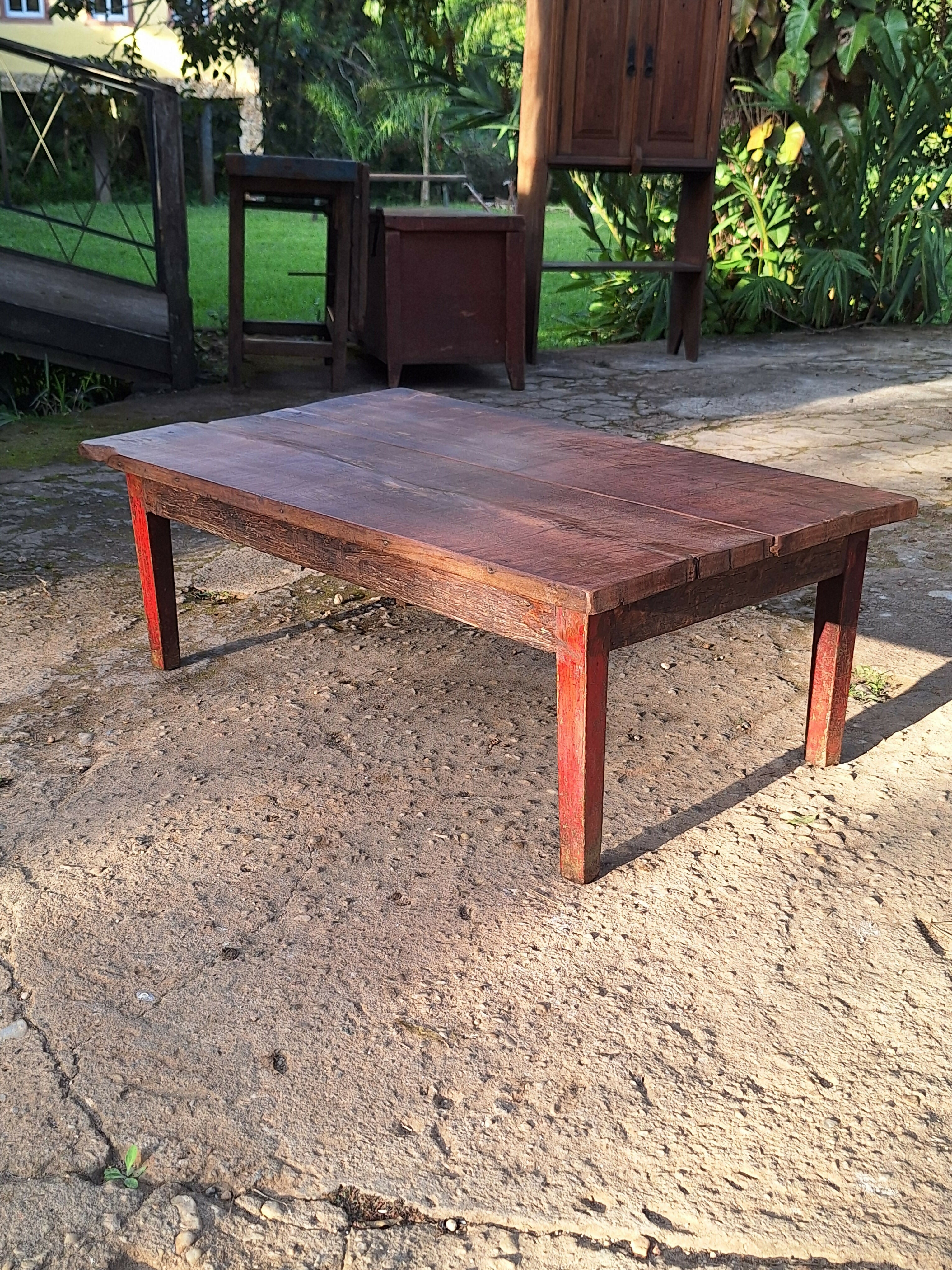 Mesa de Centro Antiga Madeira Maciça Tinta Gasta Vermelha