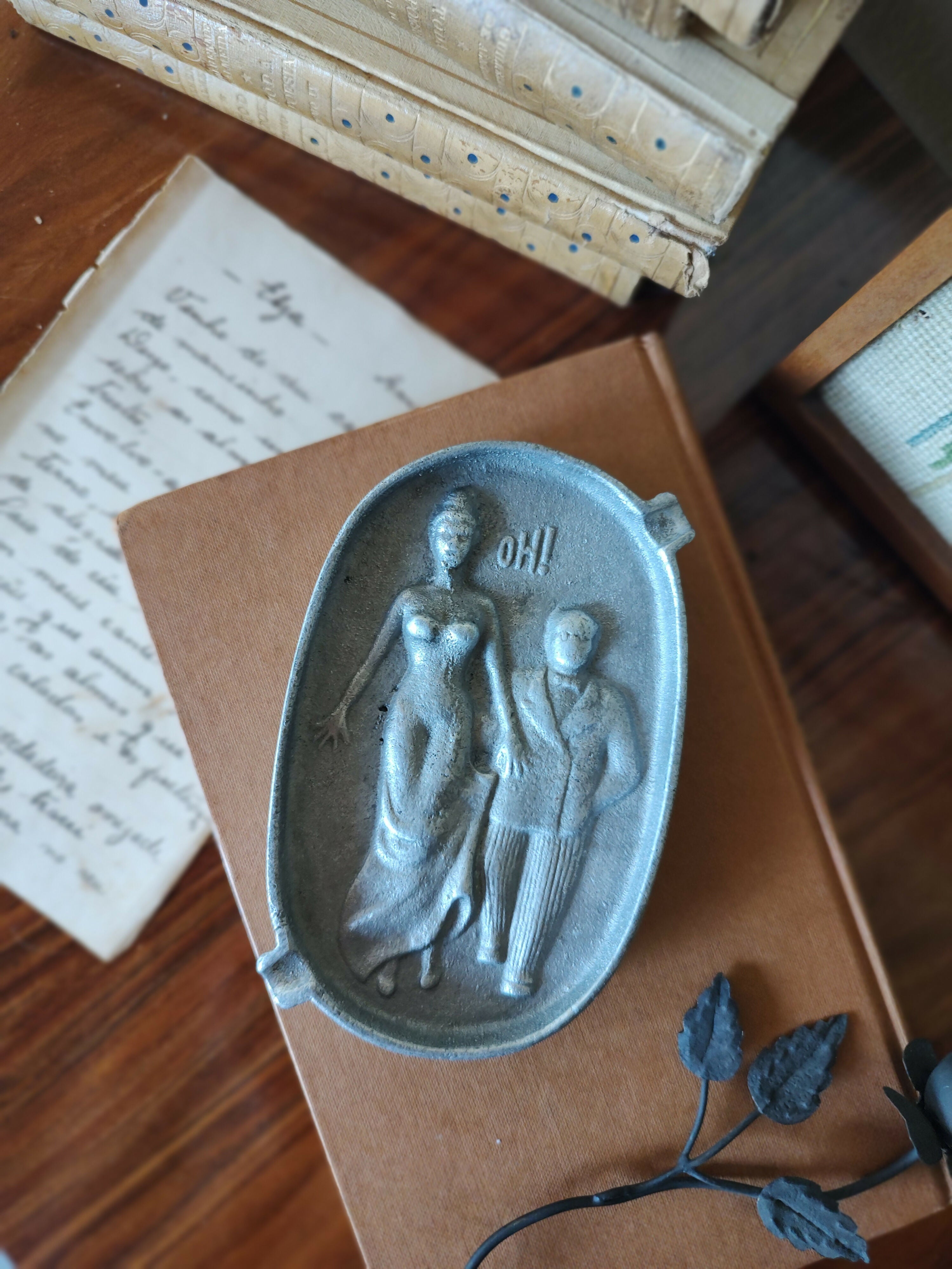 Antigo Cinzeiro americano em alumínio fundido retratando casal