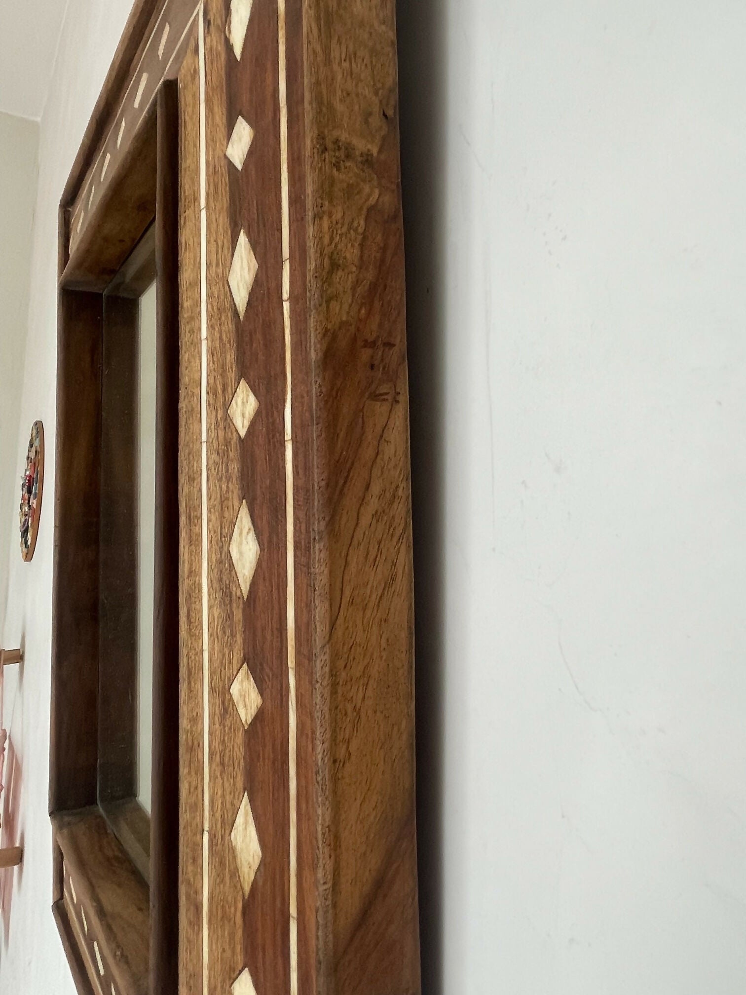 Espelho indiano de madeira com marchetaria em osso