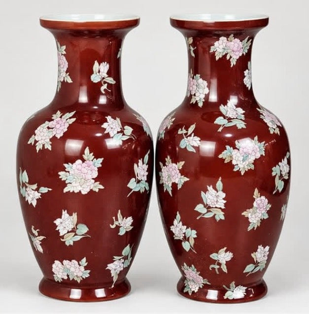 Par de Vasos Balaústre em Porcelana Chinesa em tonalidade vermelha – Século XX