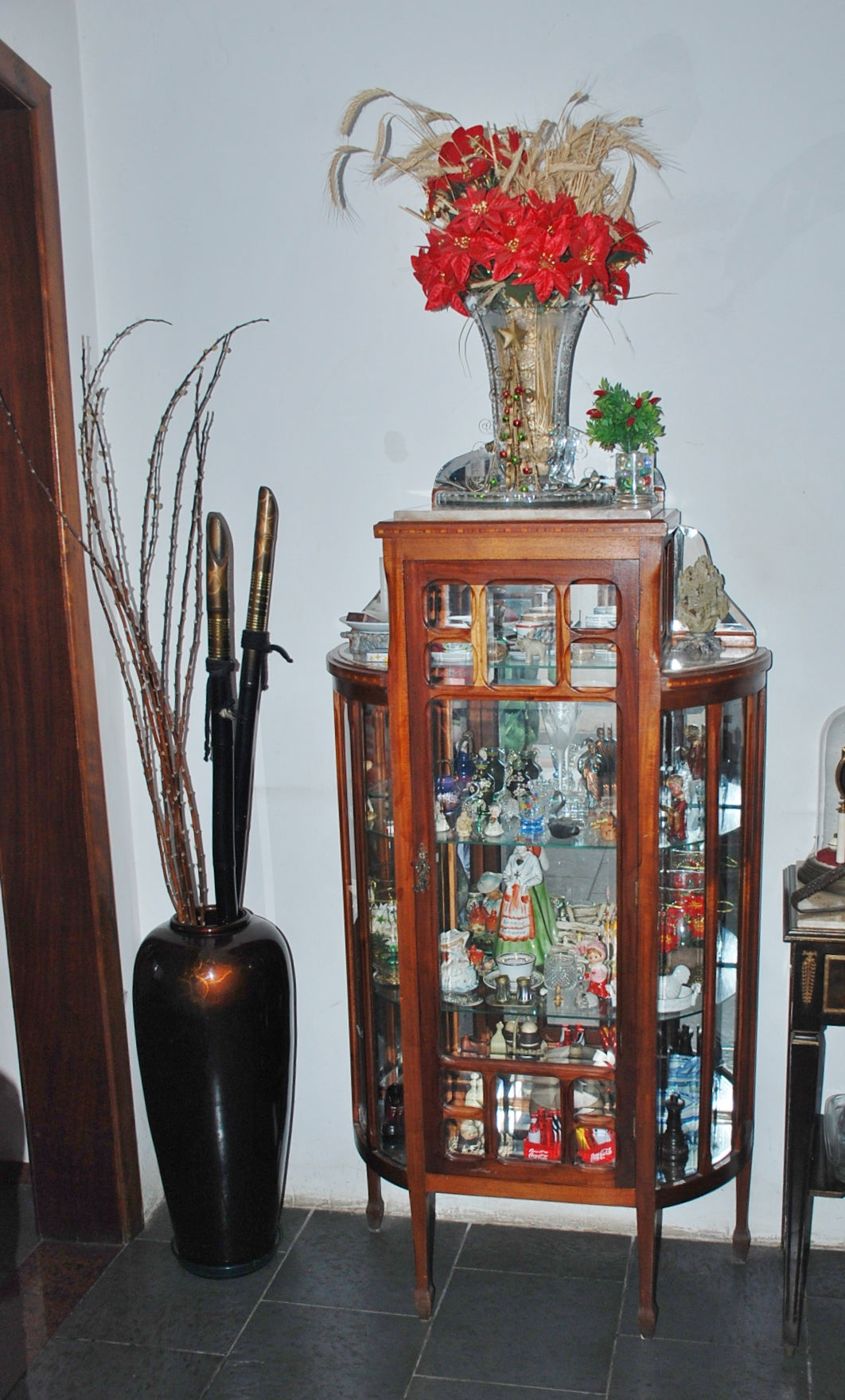 Cristaleira anos 50 com vidro bisotado e espelho interno 1,40 x 0,80