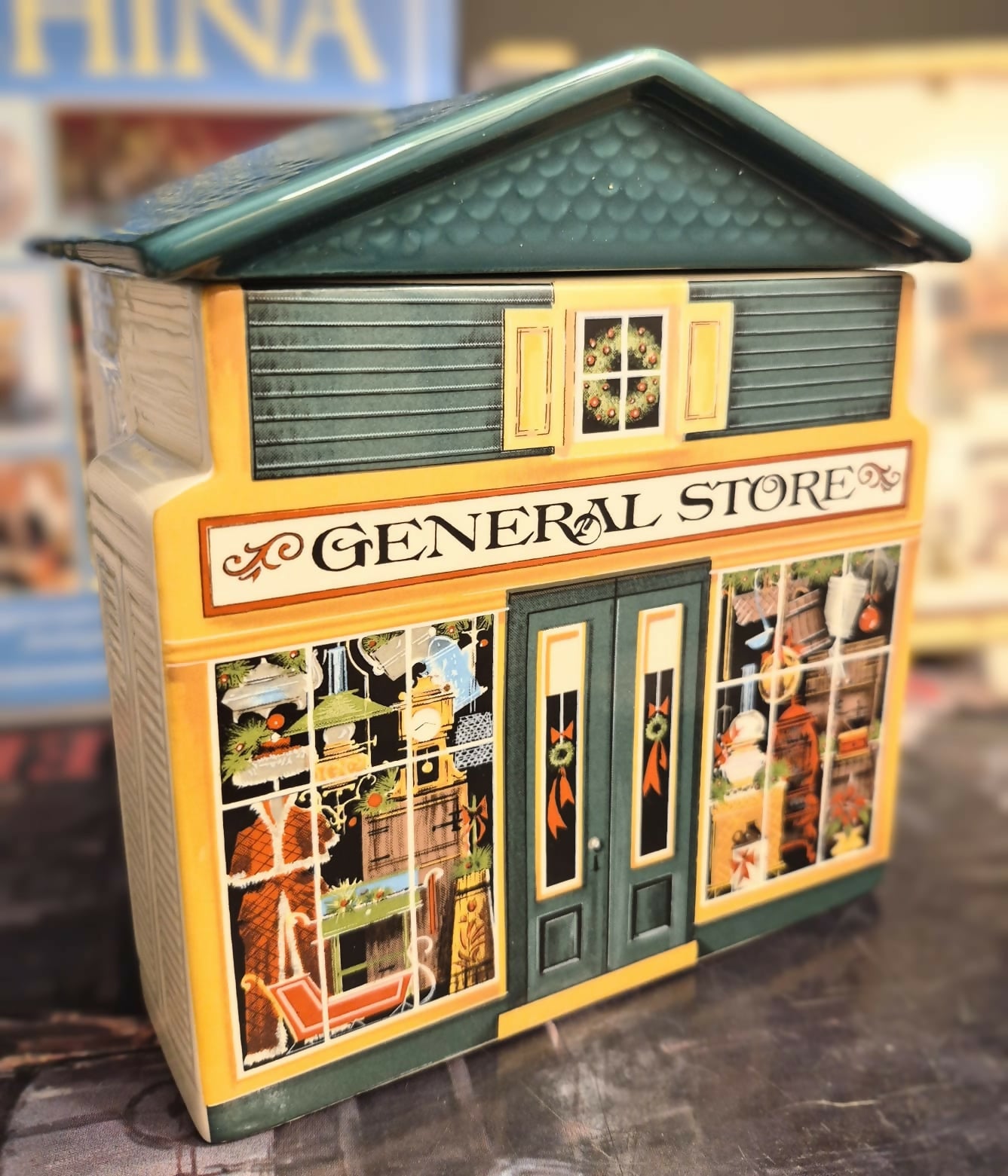 Biscoiteira de cerâmica em formato de casinha " General Store", parte da coleção da Avon Townhouse.