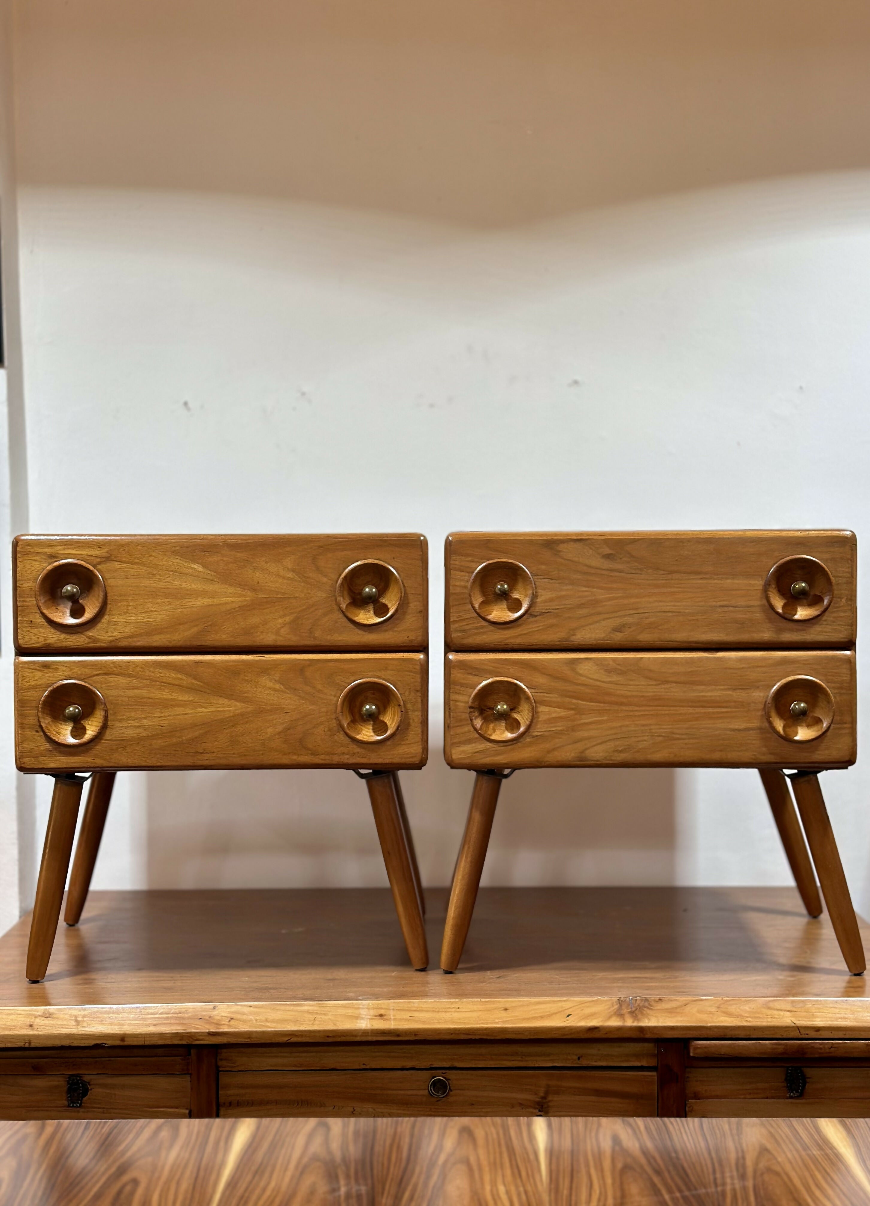 Par de mesinhas de cabeceira Bertomeu