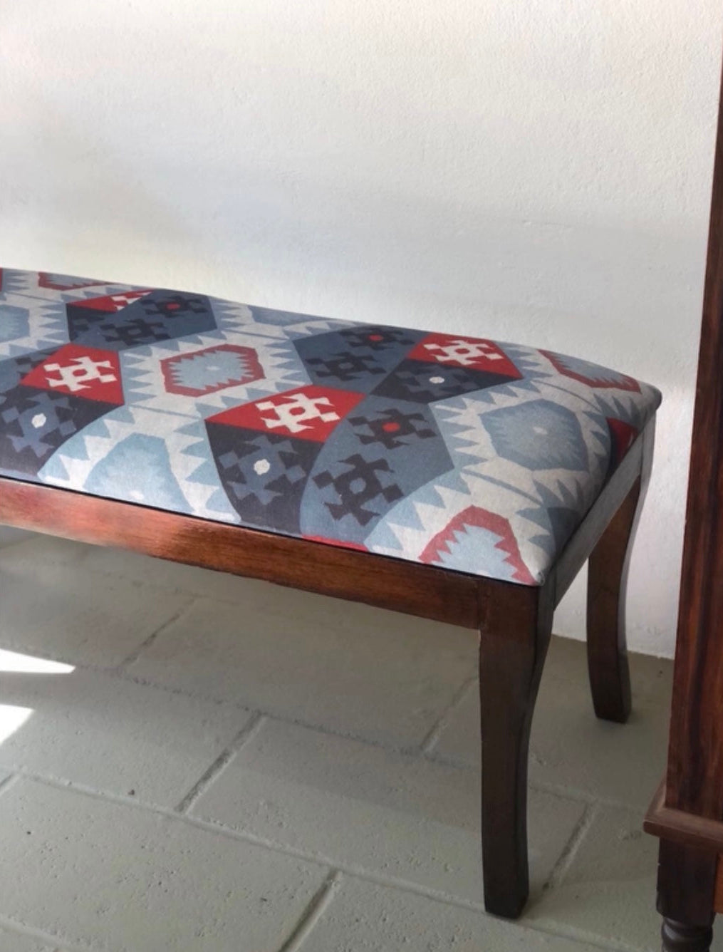 Banqueta retangular em madeira maciça com estofado geométrico 