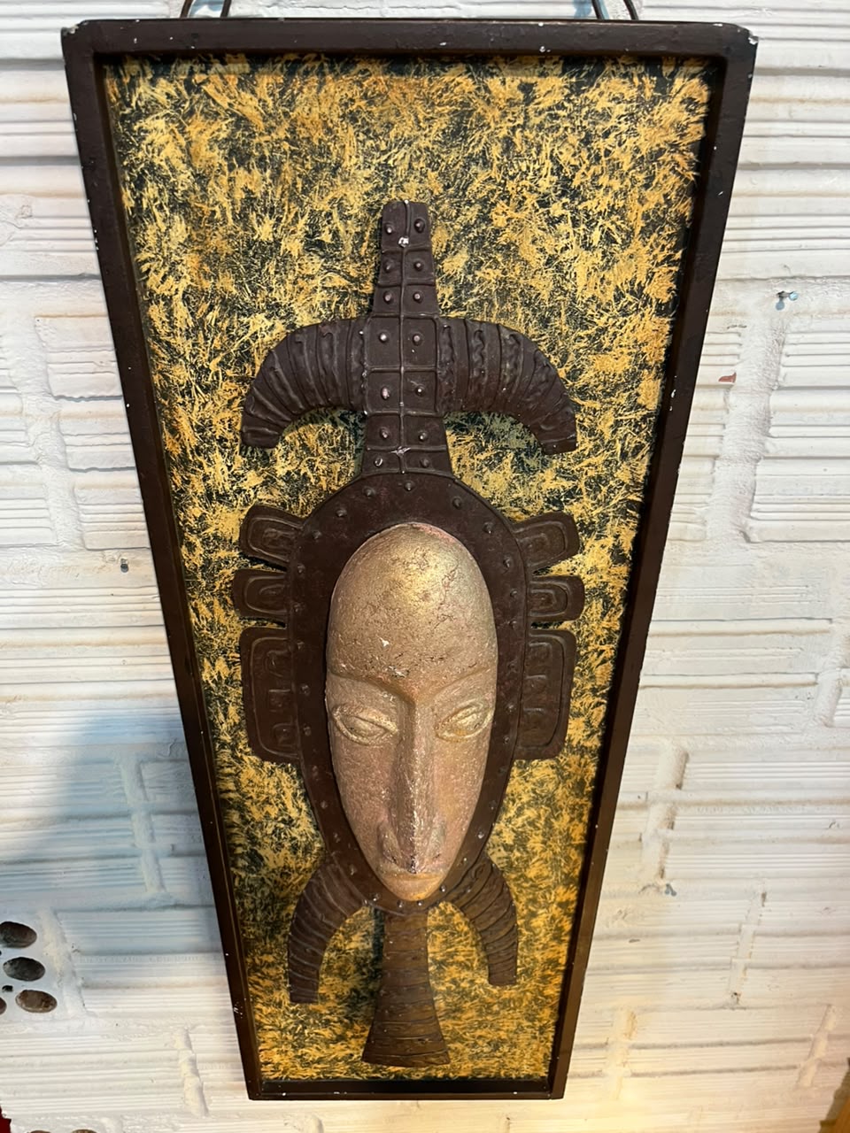 Quadro Decorativo com Máscara de Inspiração Africana em Alto-Relevo – 85,5 x 30 cm