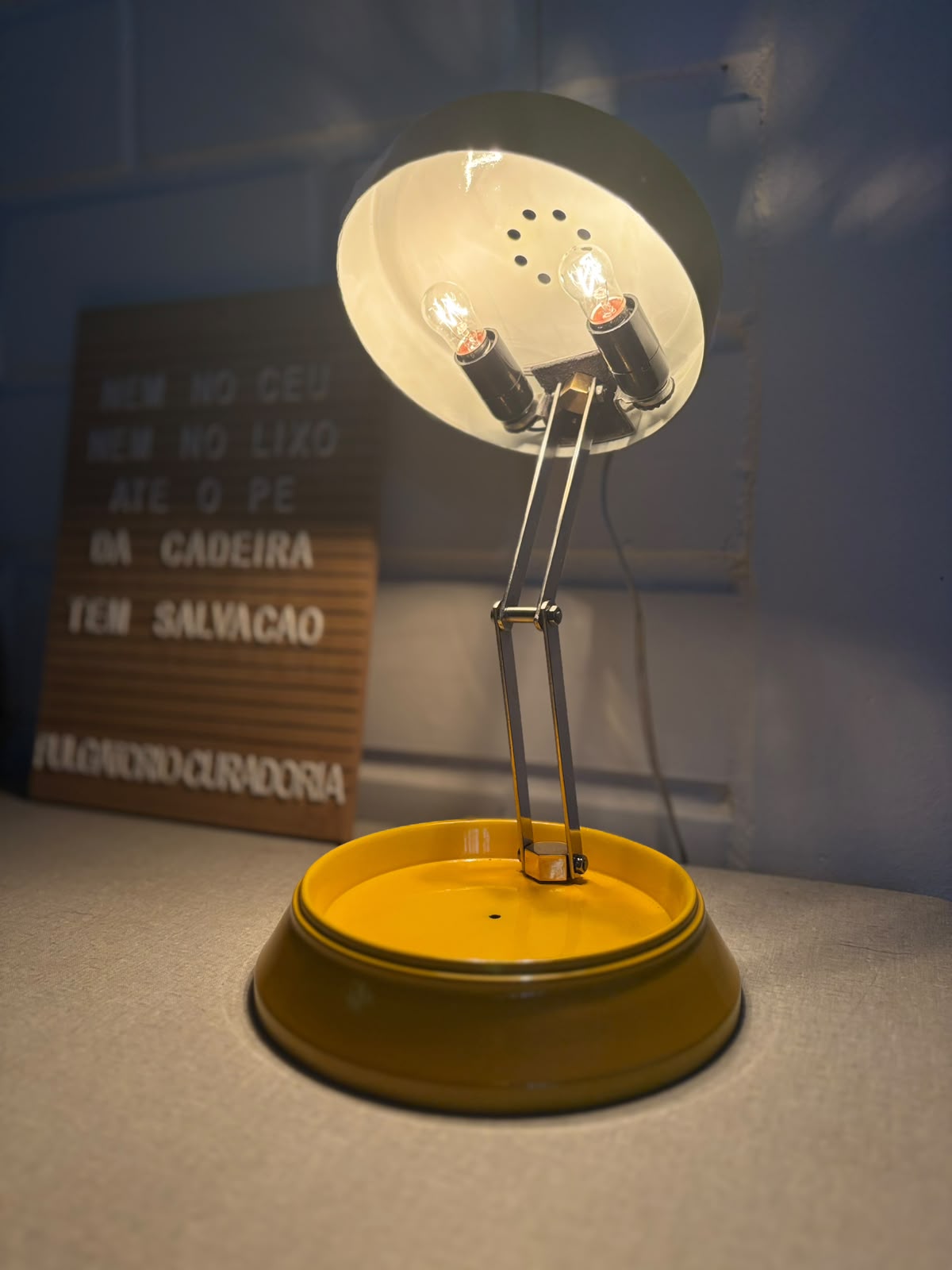 Luminária de mesa redonda retrátil anos 70 Space Age