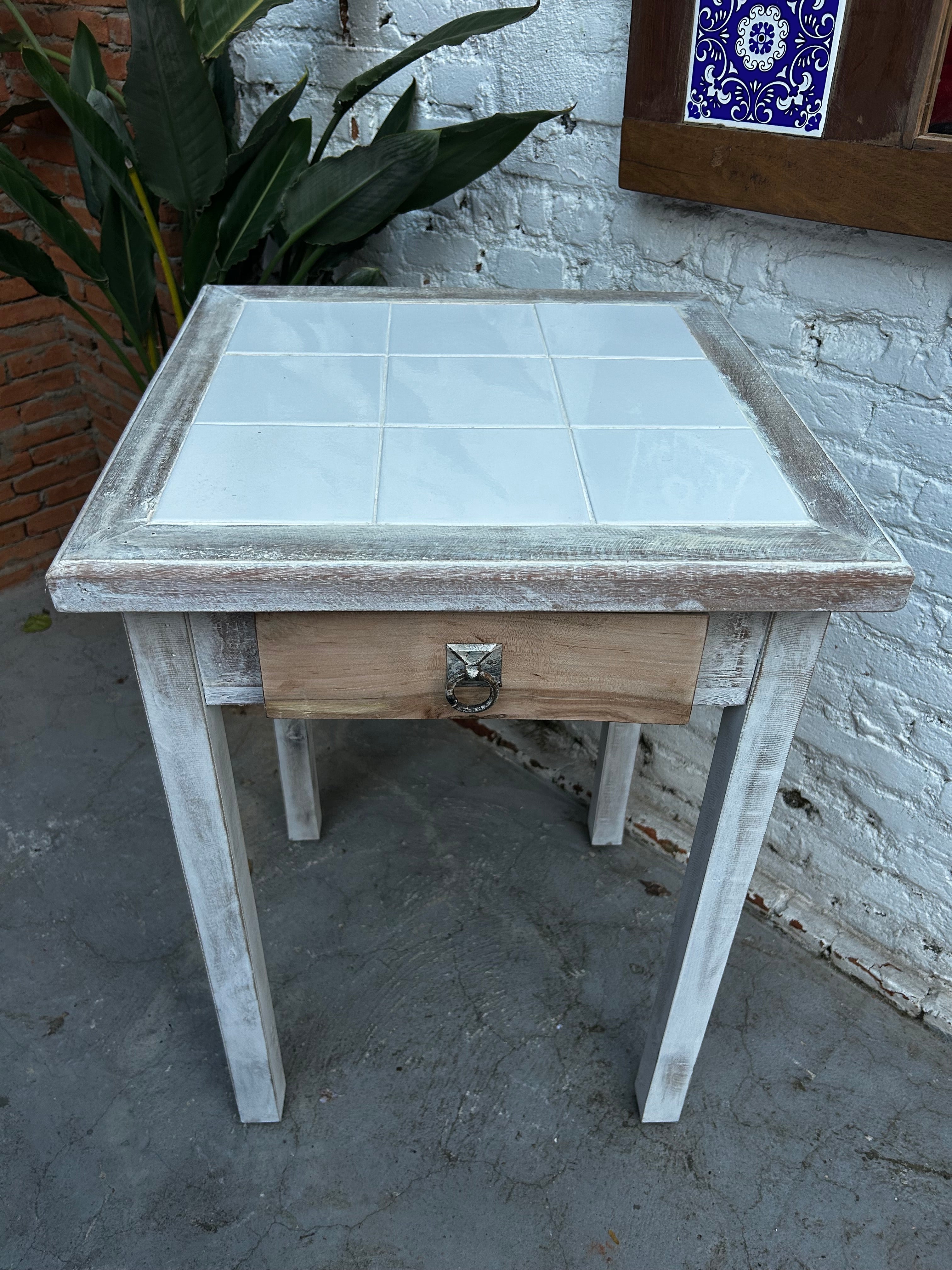 Mesa vintage quadrada com azulejos brancos e gaveta