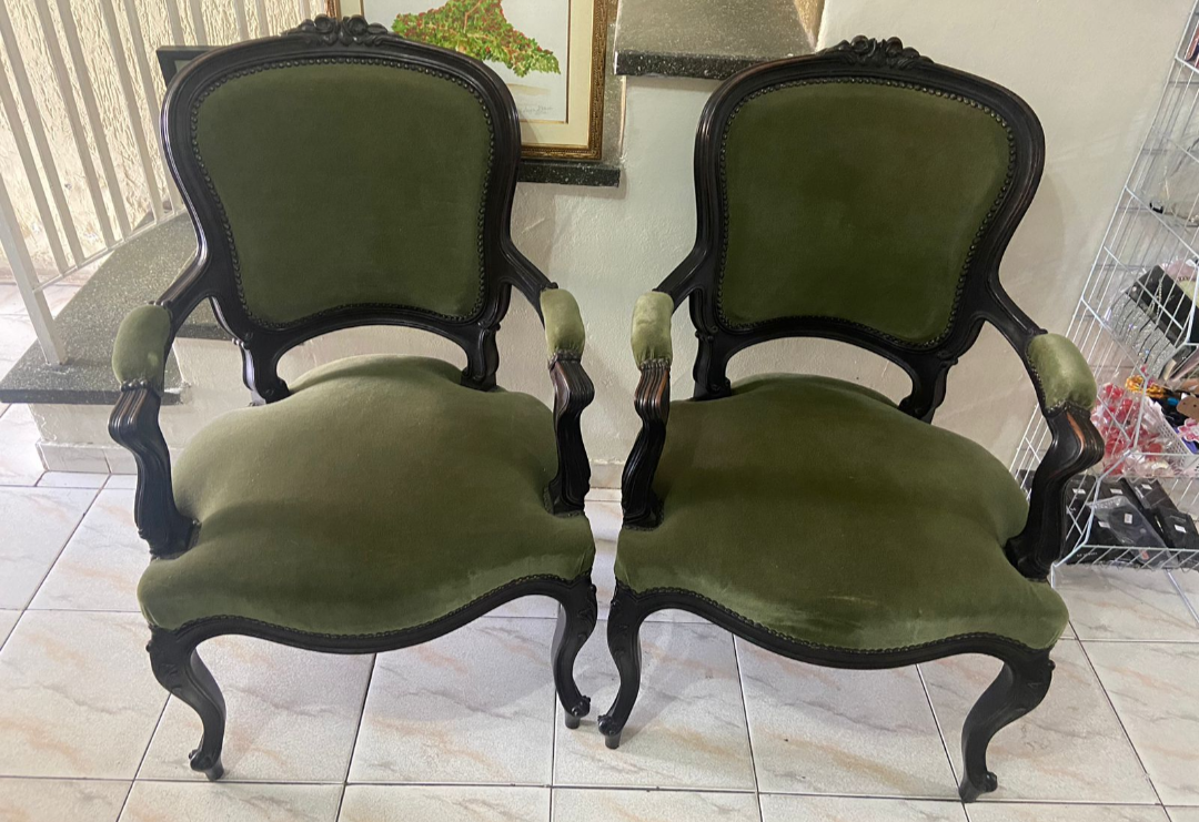 Par de Cadeiras Luiz XV em Madeira e estofado verde 