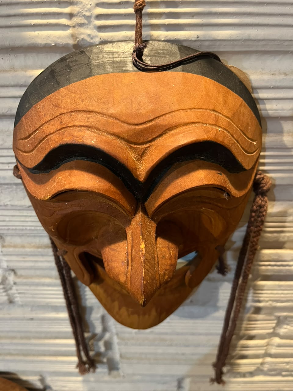 Máscara decorativa em madeira entalhada — 25 × 17 cm