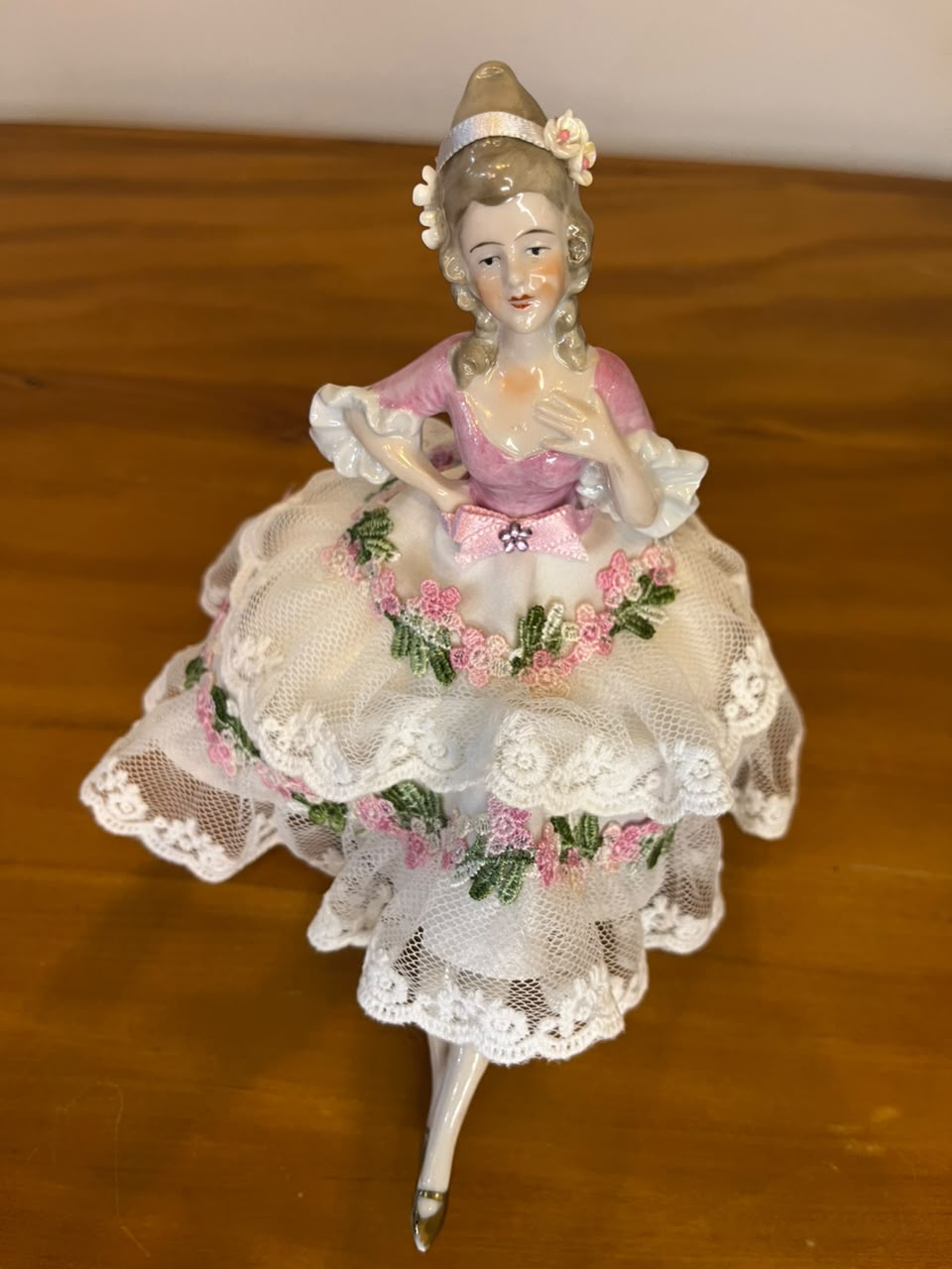 Dama decorativa em porcelana com vestido rendado e bordados florais – 18 cm