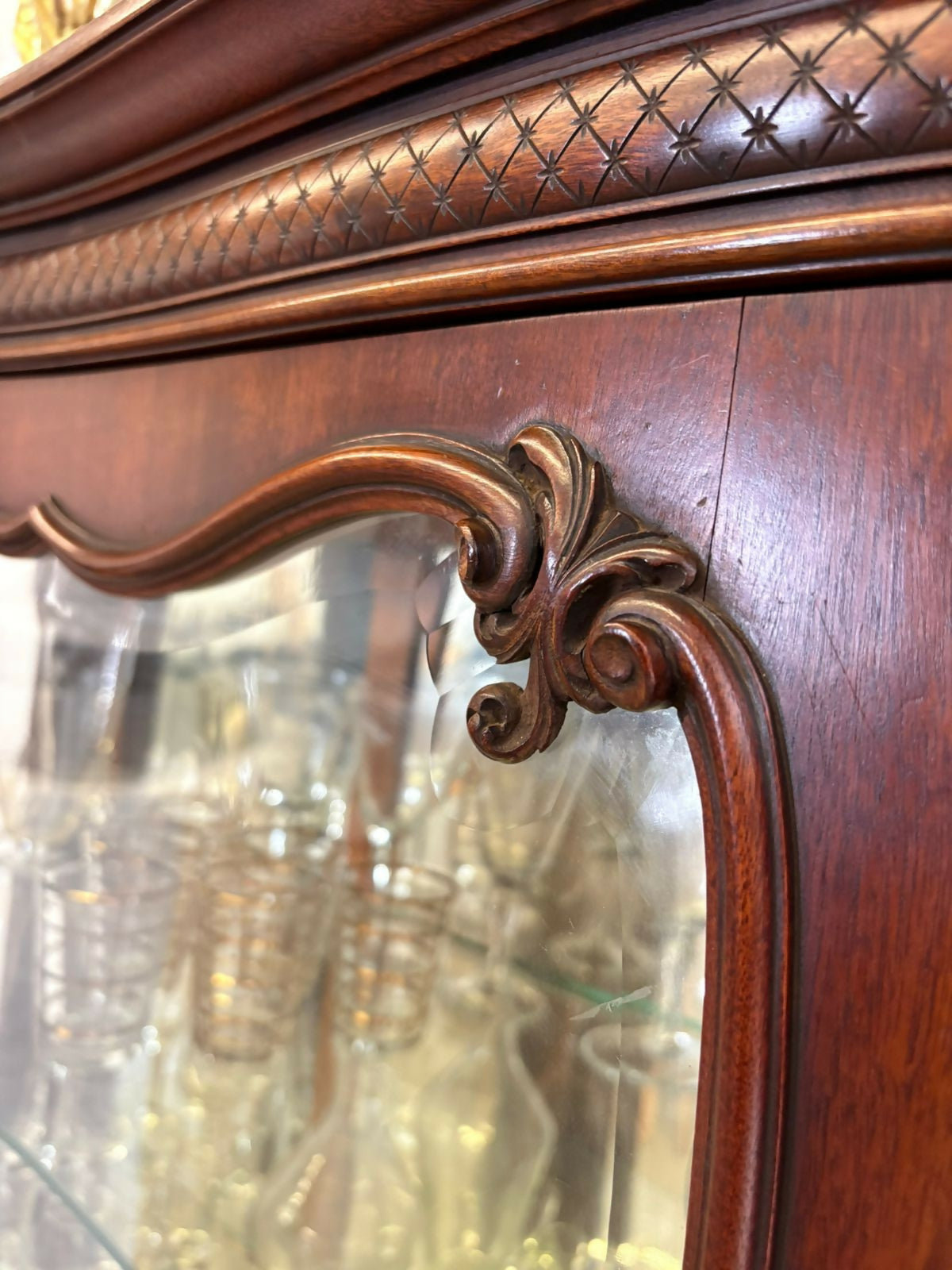 Jogo de Jantar Luiz XV - (Cristaleira + Buffet + mesa com 12 cadeiras)