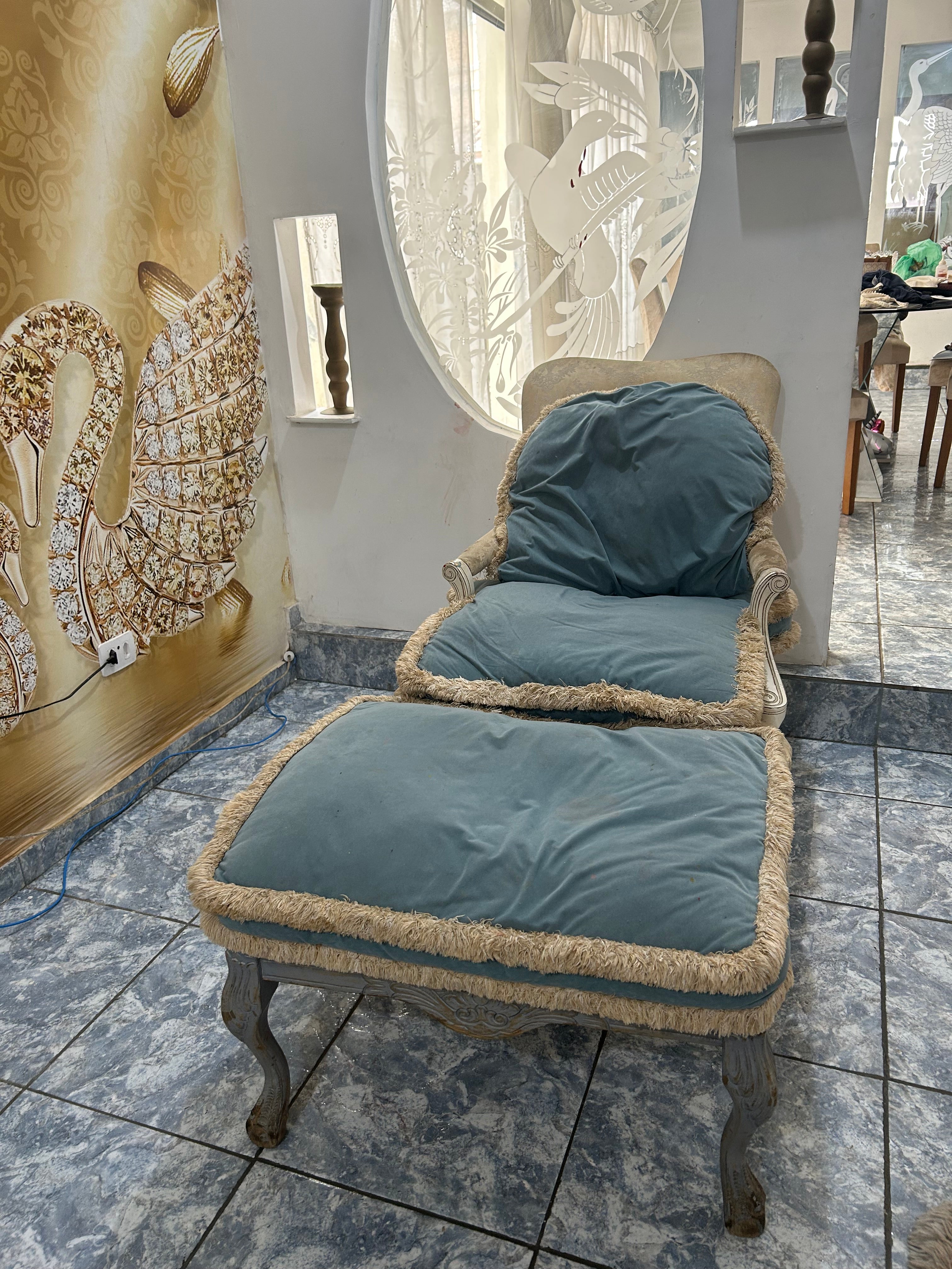 Poltrona de descanso em camurça azul com puff (apoio de pés)