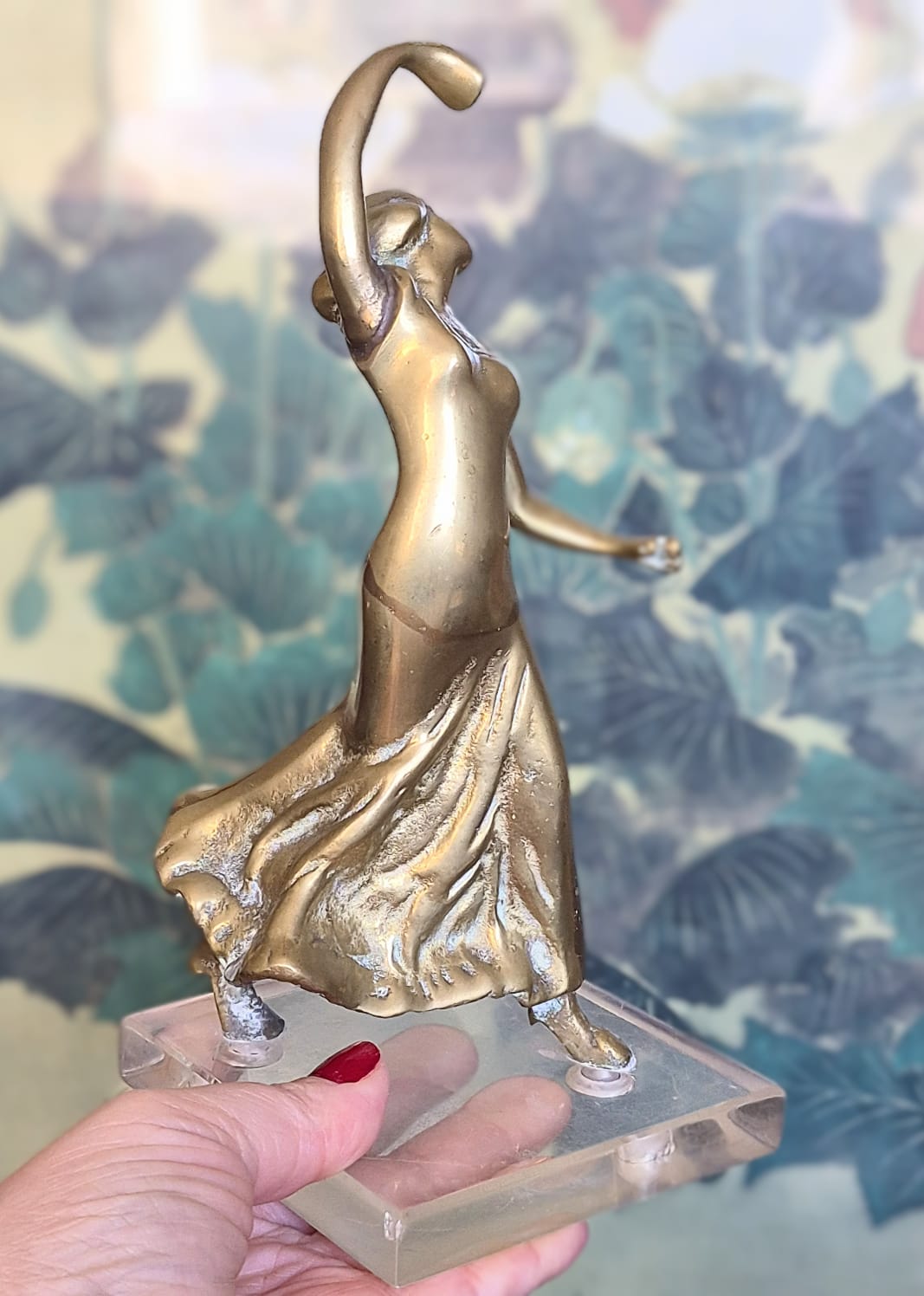 Escultura em bronze maciço representando bailarina,  mulher dançando 💃,  com base em acrílico.  Efeito decorativo incrível!