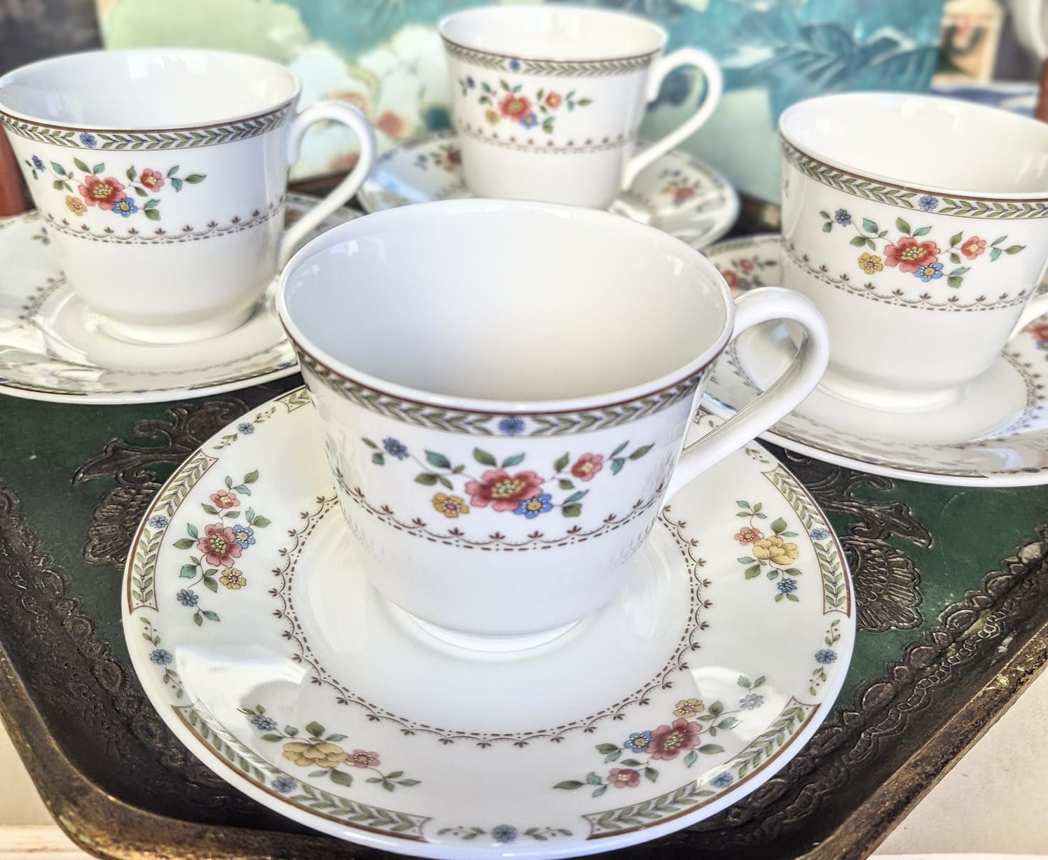 Conjunto maravilhoso de chá em porcelana finíssima vintage inglesa Royal Doulton,  no incrível padrão floral (de 1976) Kingswood, composto por 9 peças.