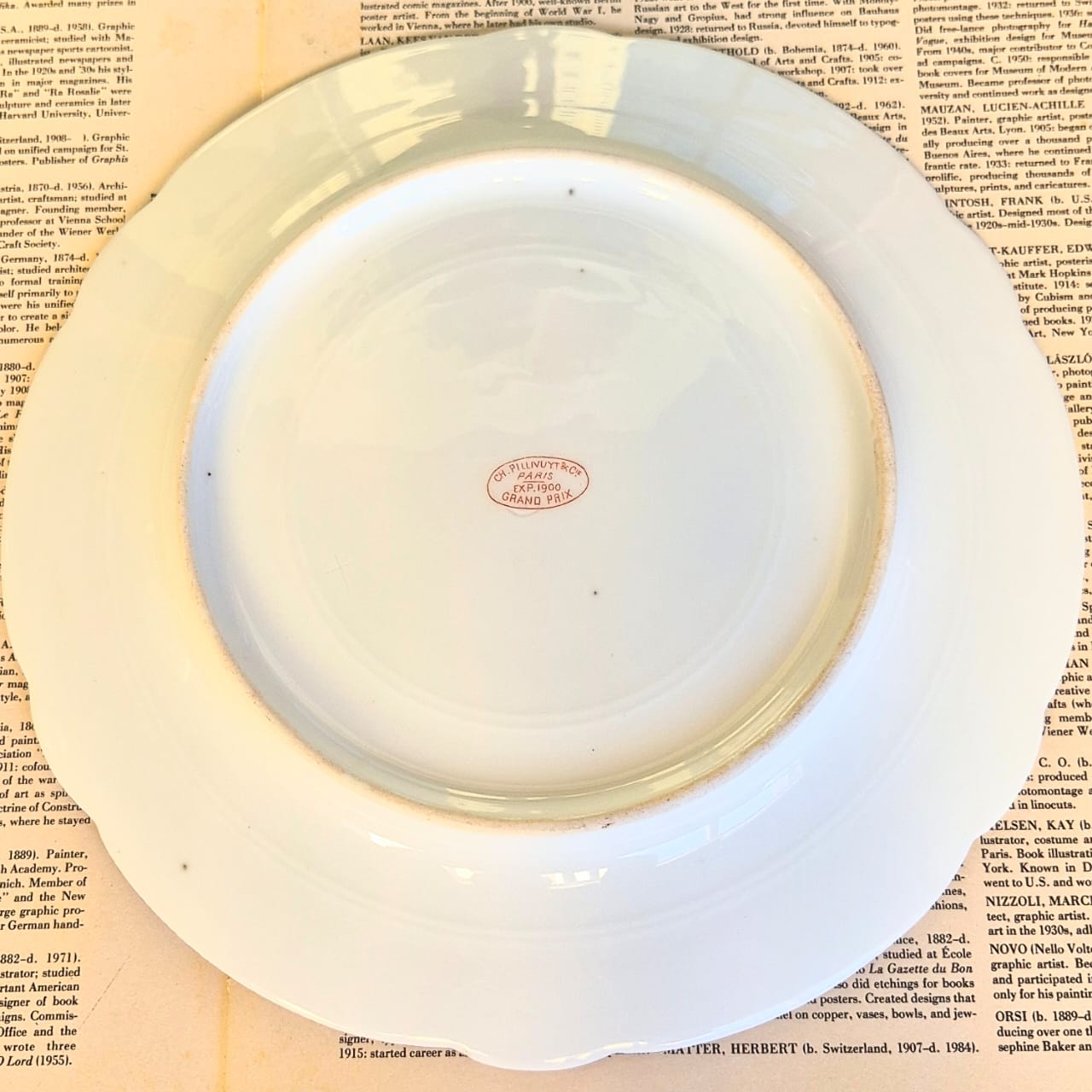 Prato decorativo centenário em porcelana (cerca de 1900 - total Belle Epóque) francesa Ch. Pillivuyt &amp; Cie de Limoges.  Feito em porcelana de feldspato, chiquíssimo e desejado na época.