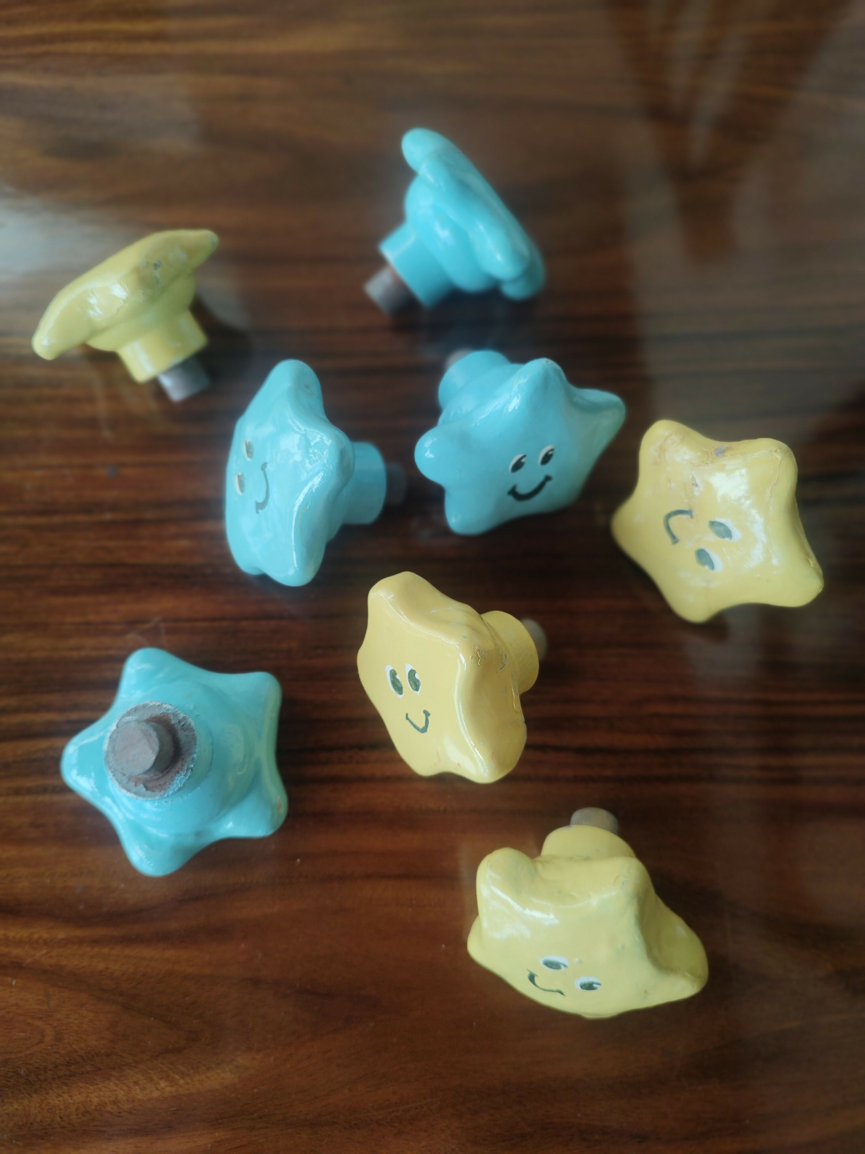 Simpático Conjunto de 8 puxadores de Estrela (azul e amarelo)