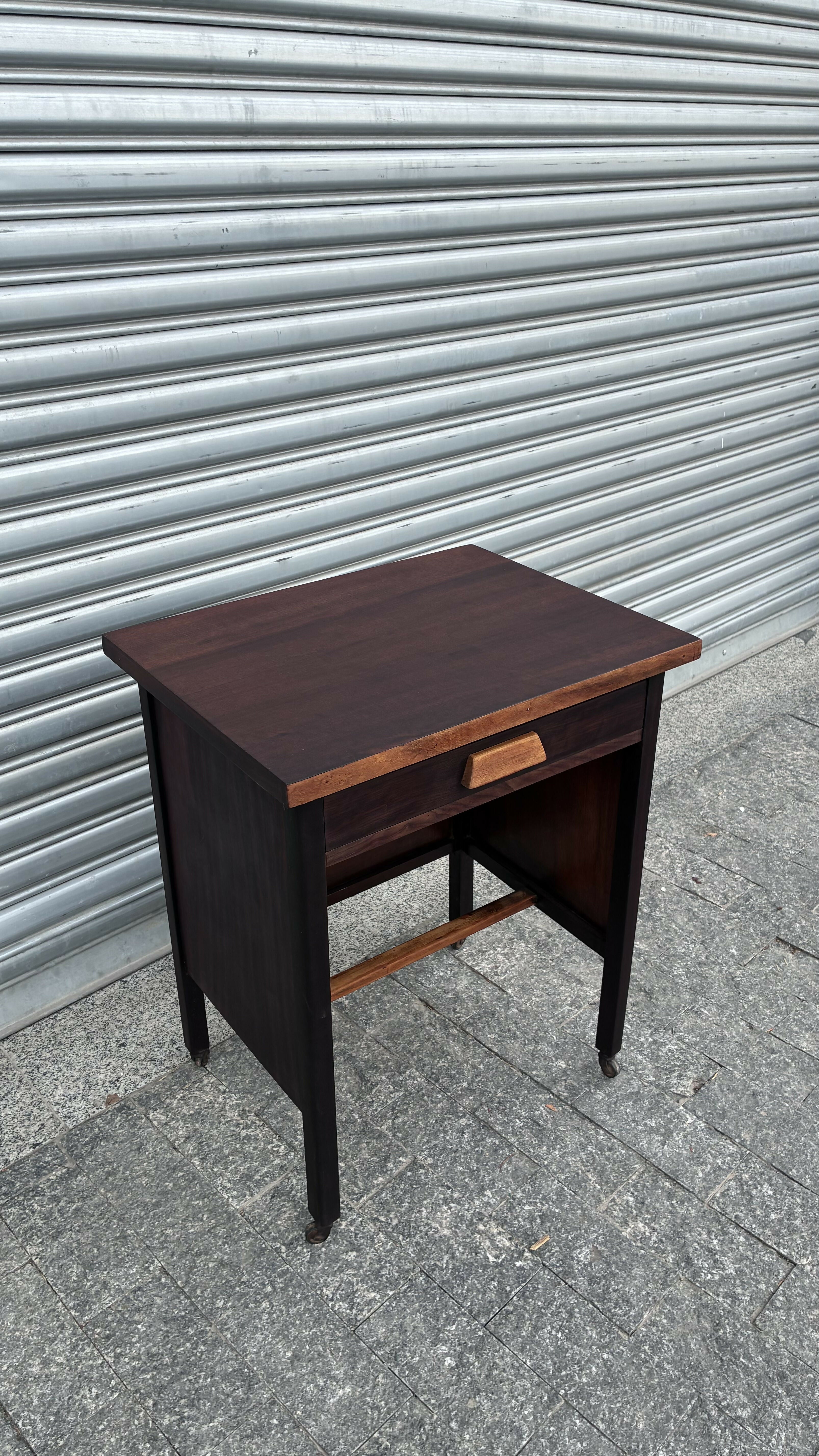 Mesinha de apoio em madeira maciça com gaveta