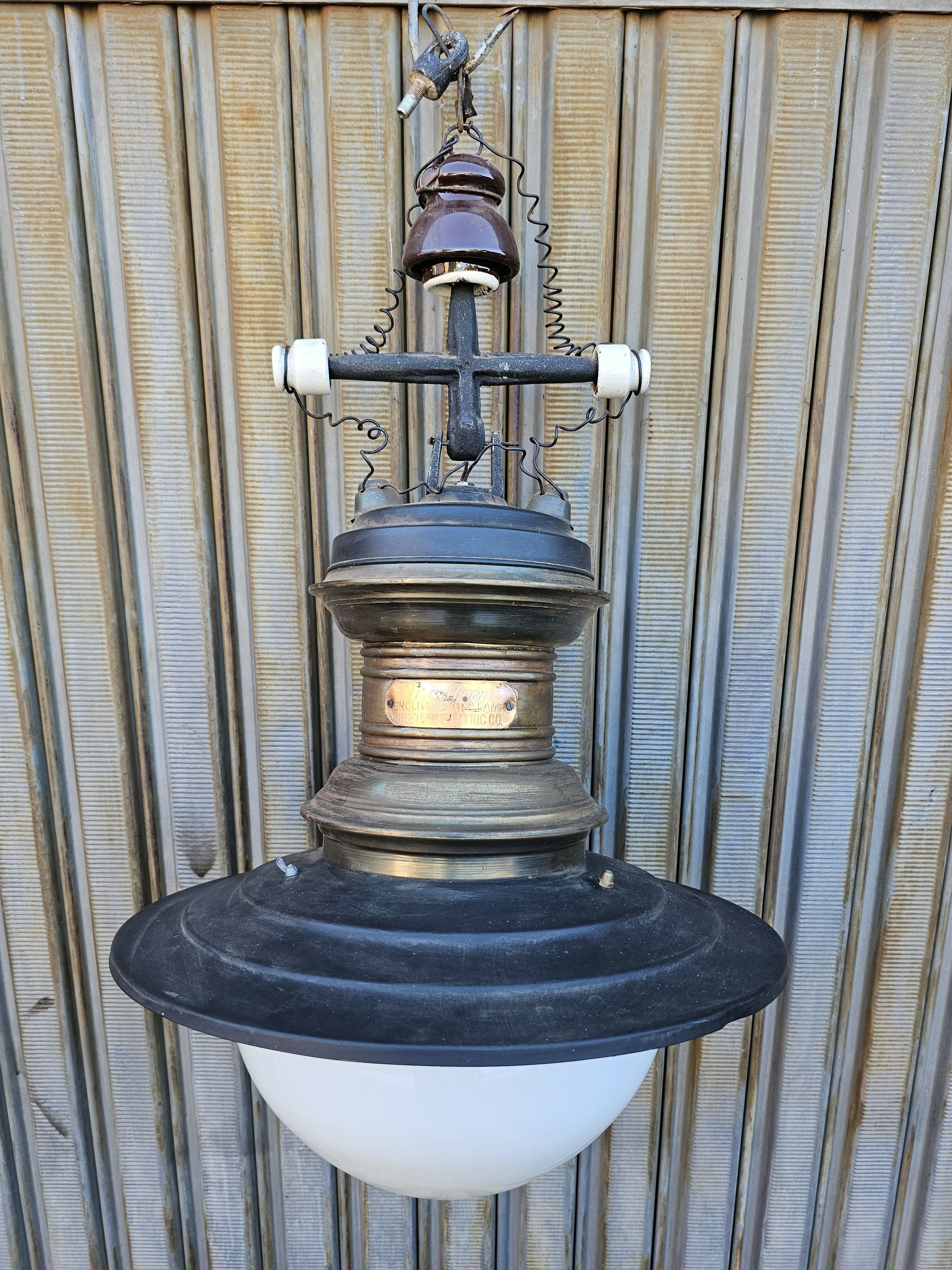 Luminária grande Rio Antigo, Hawthorn Enclosed Arclamp, Original.