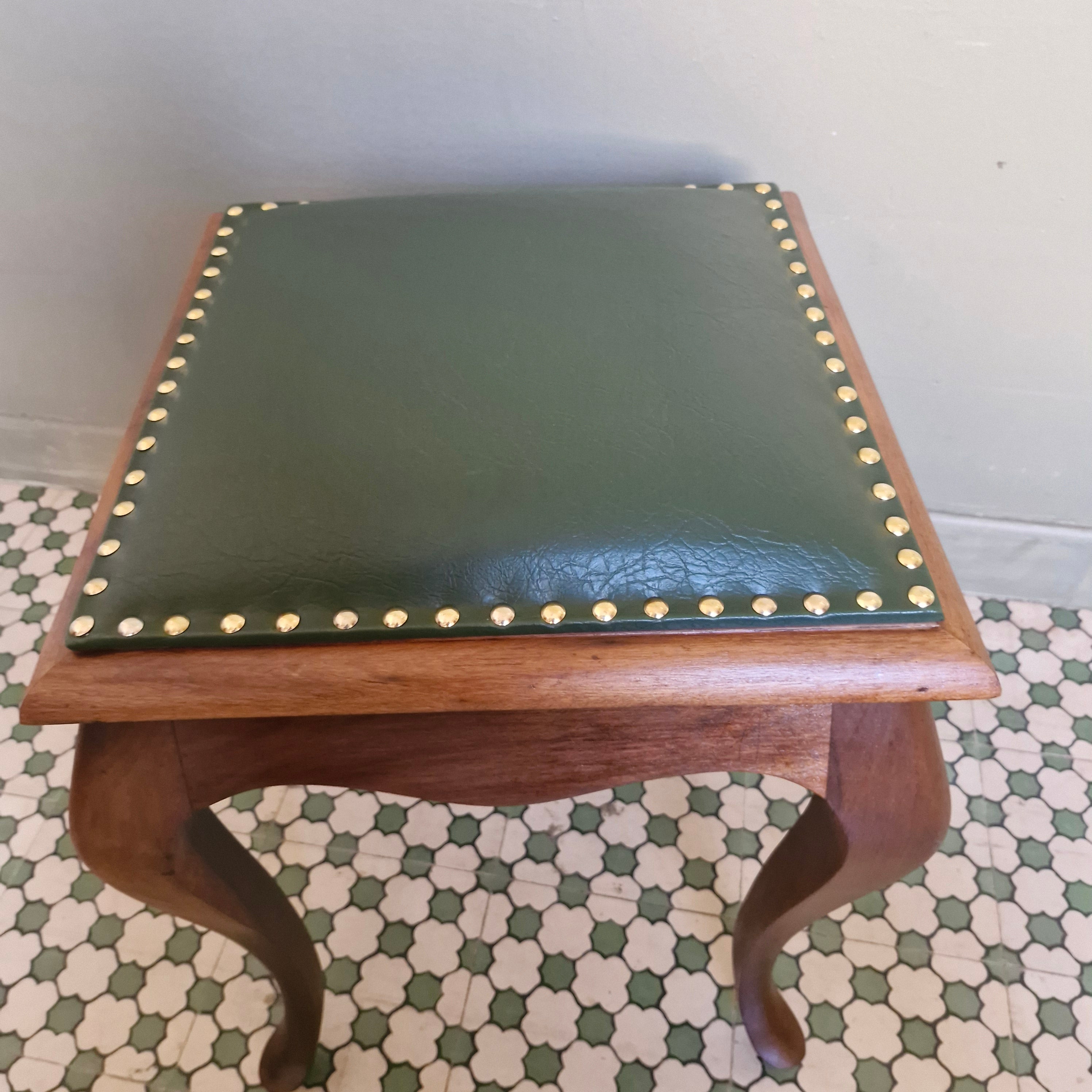 Banqueta Luiz XV quadrada em courvin verde musgo 